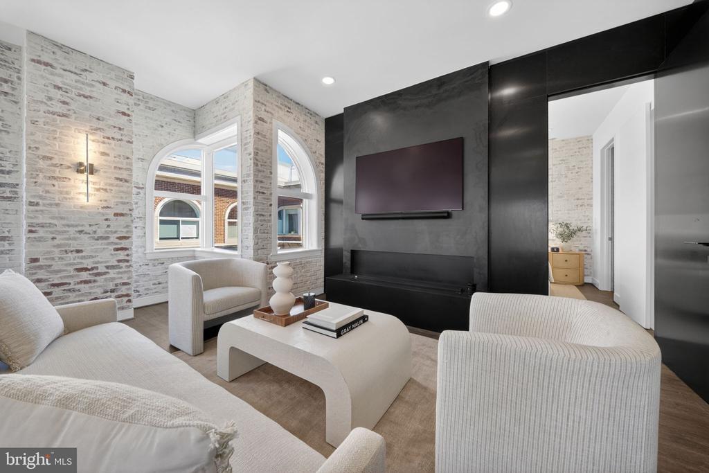 625 SLATERS LANE 402