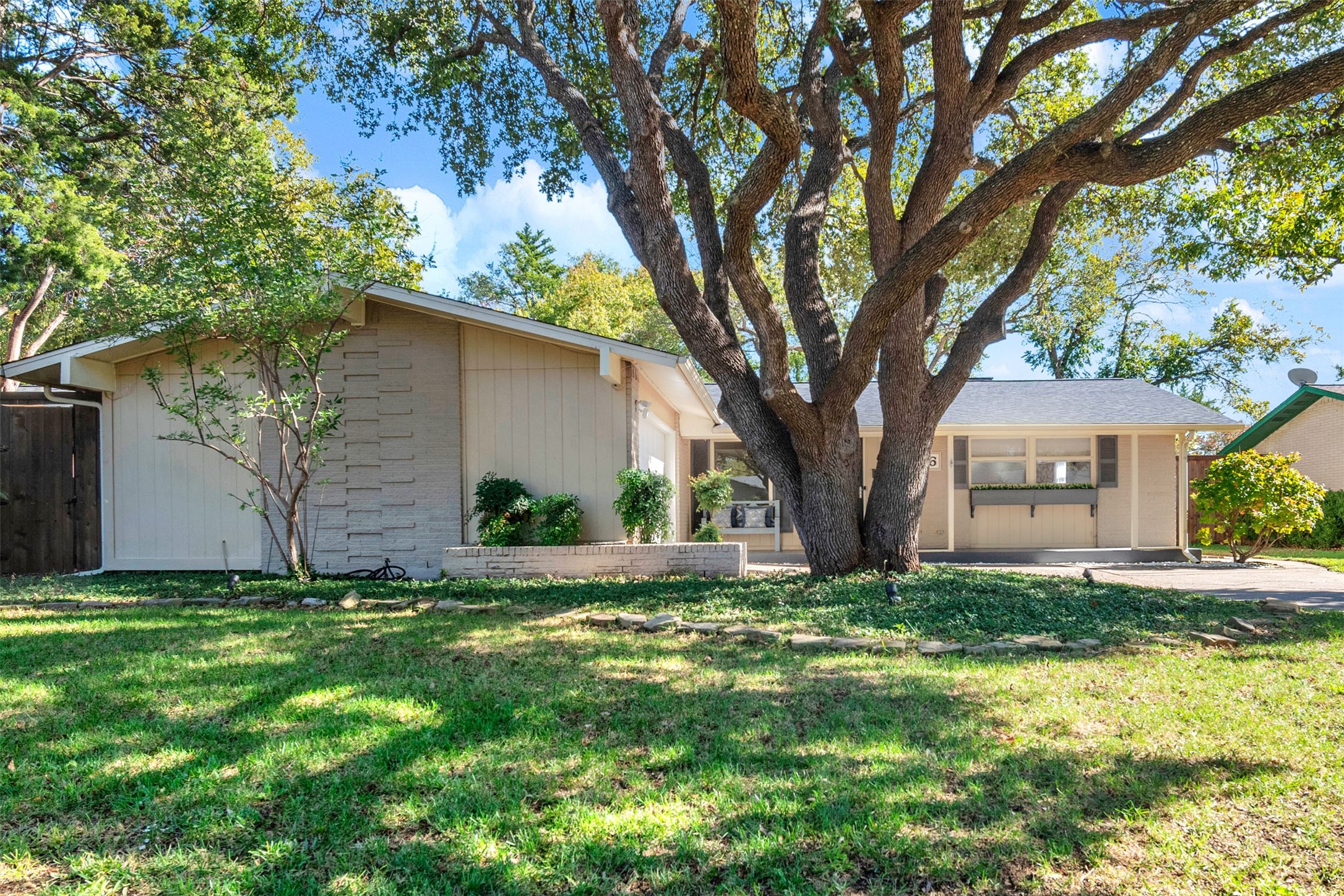 1516 LOMITA Drive