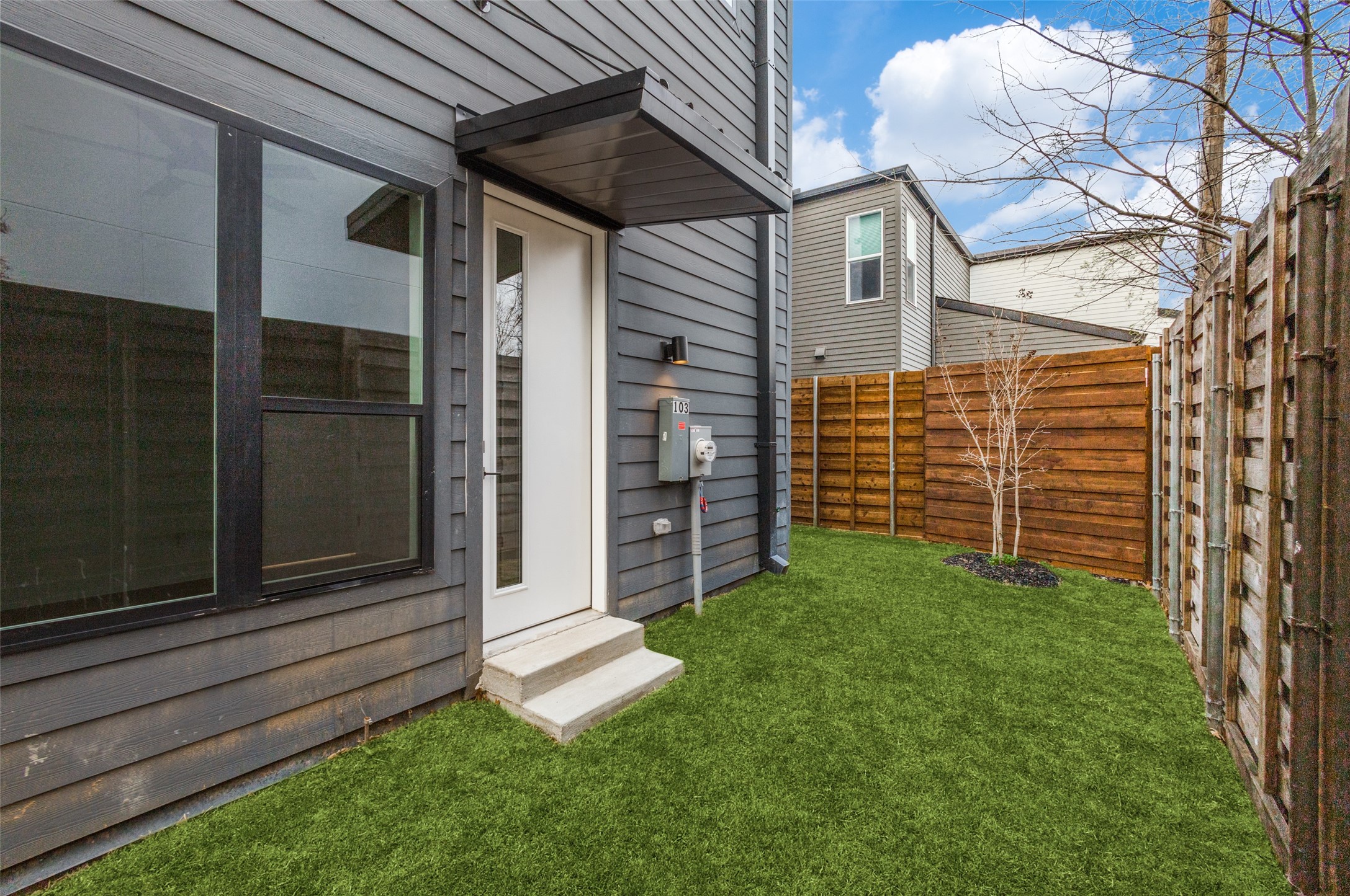 2714 N Carroll Avenue 103