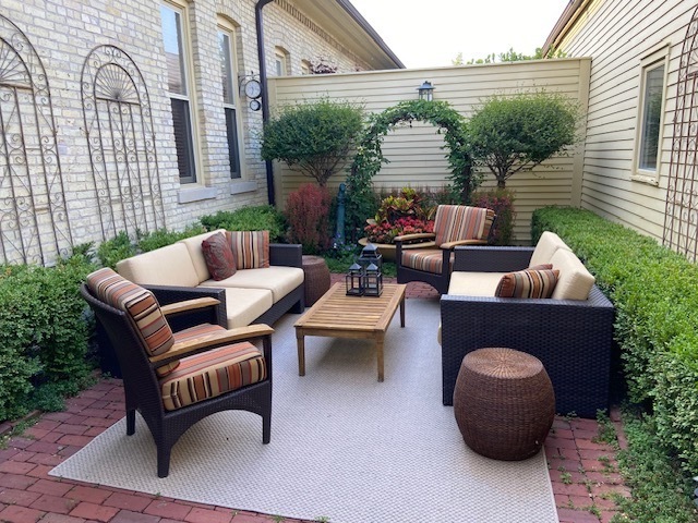 829 Stables Court W