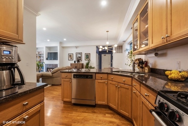 1429 N Wells Street Unit: 205