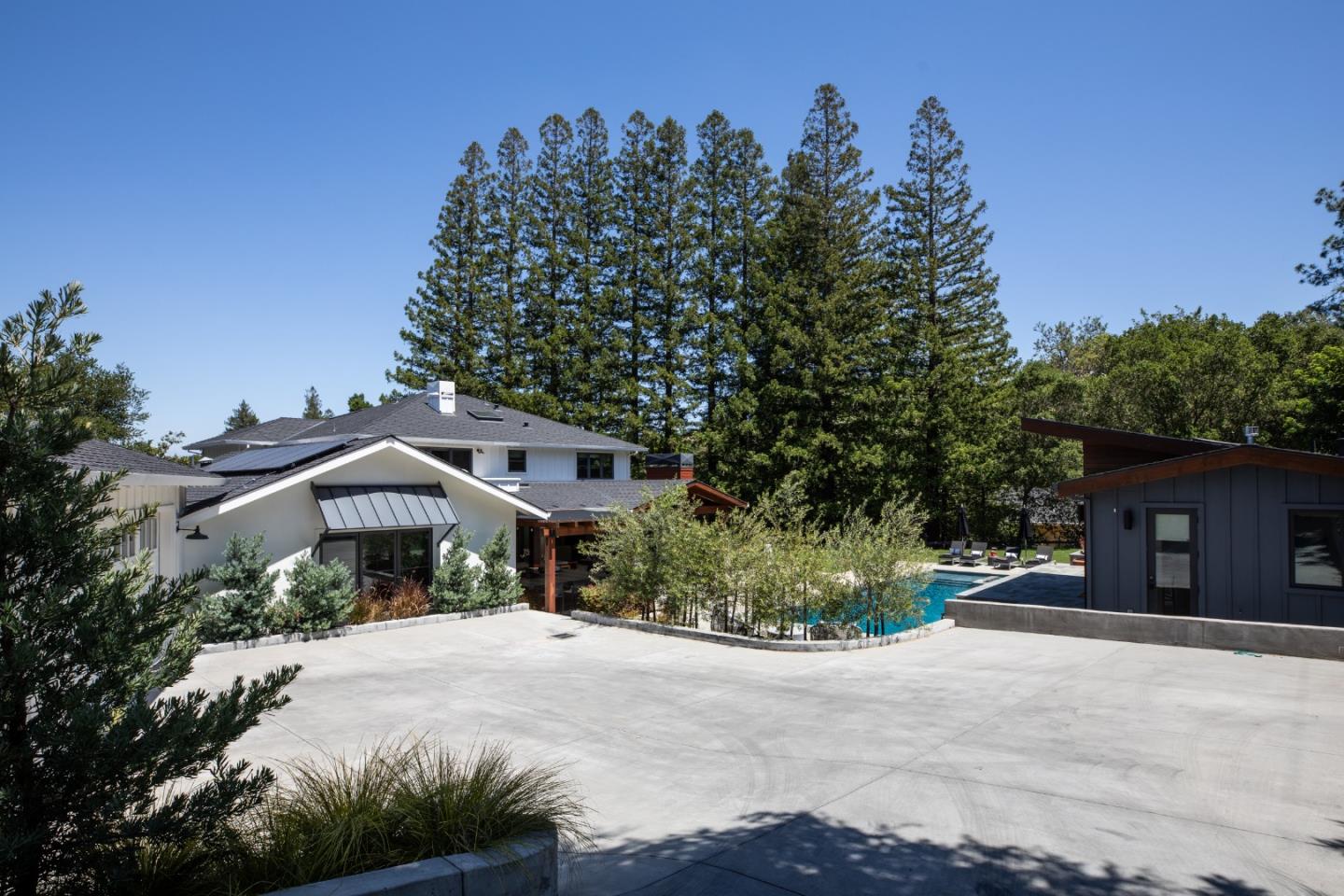 140 Twin Oaks DR