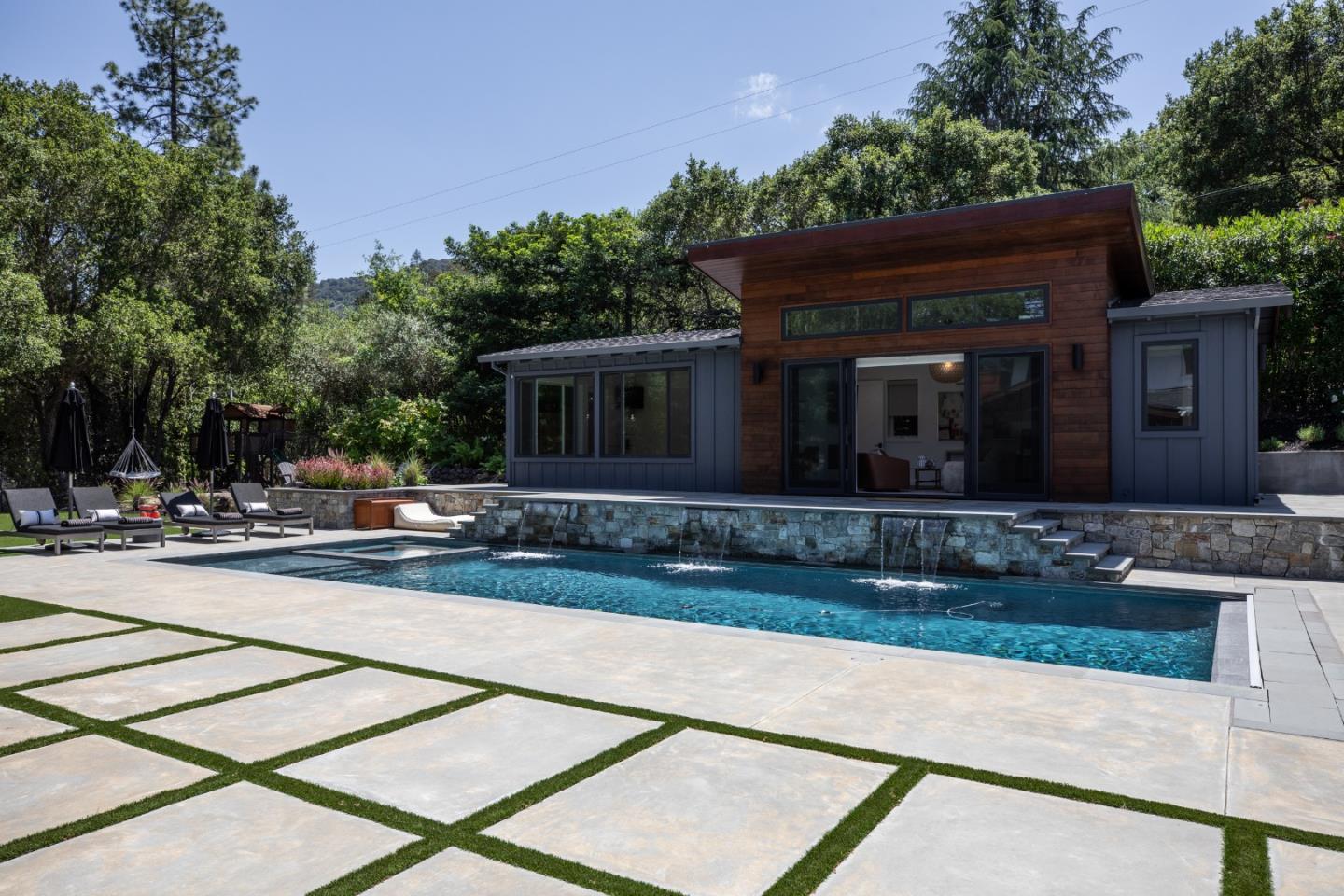 140 Twin Oaks DR