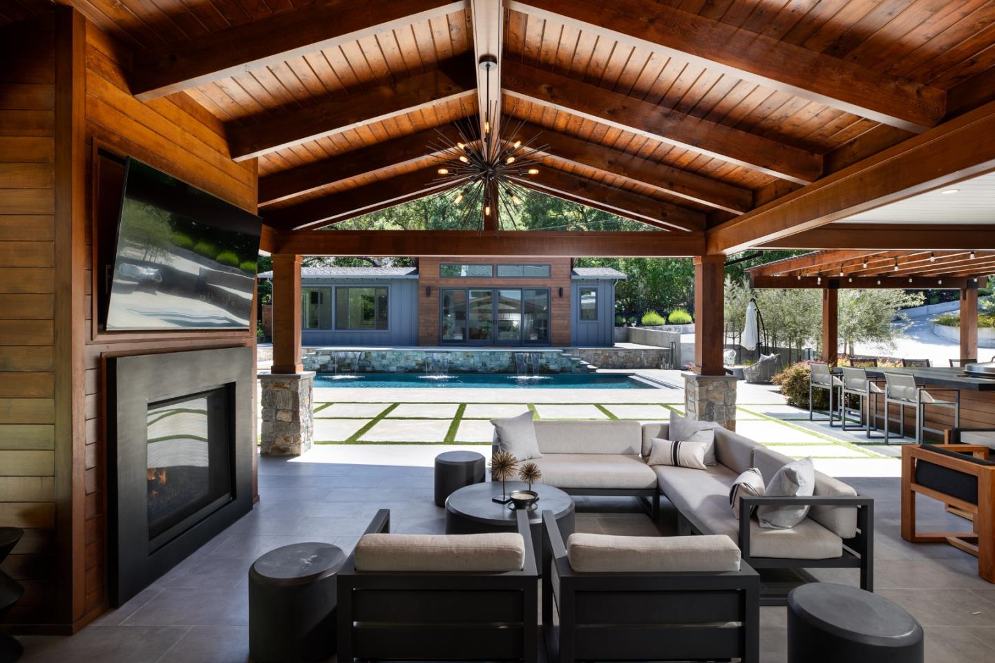 140 Twin Oaks DR