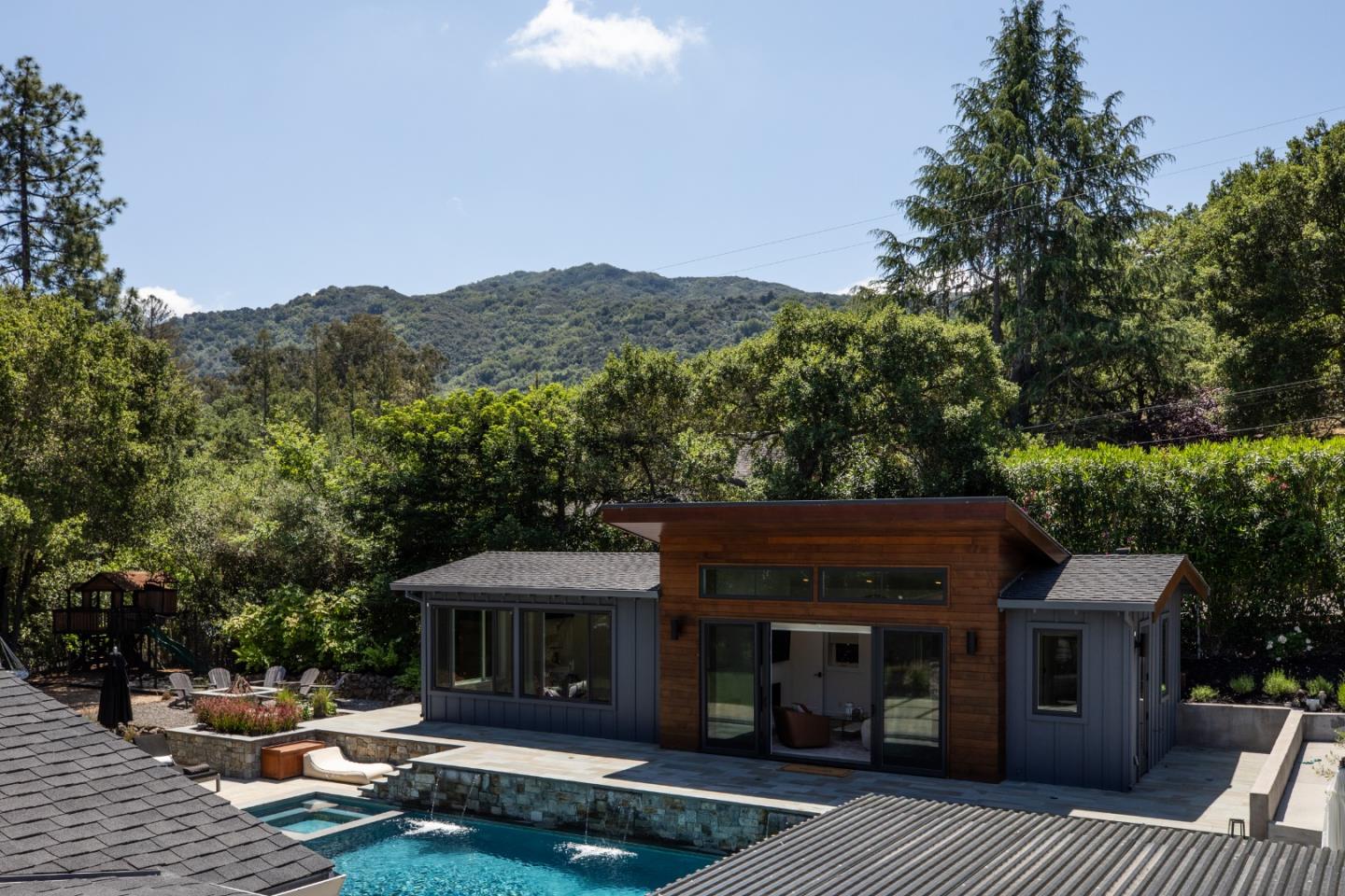 140 Twin Oaks DR