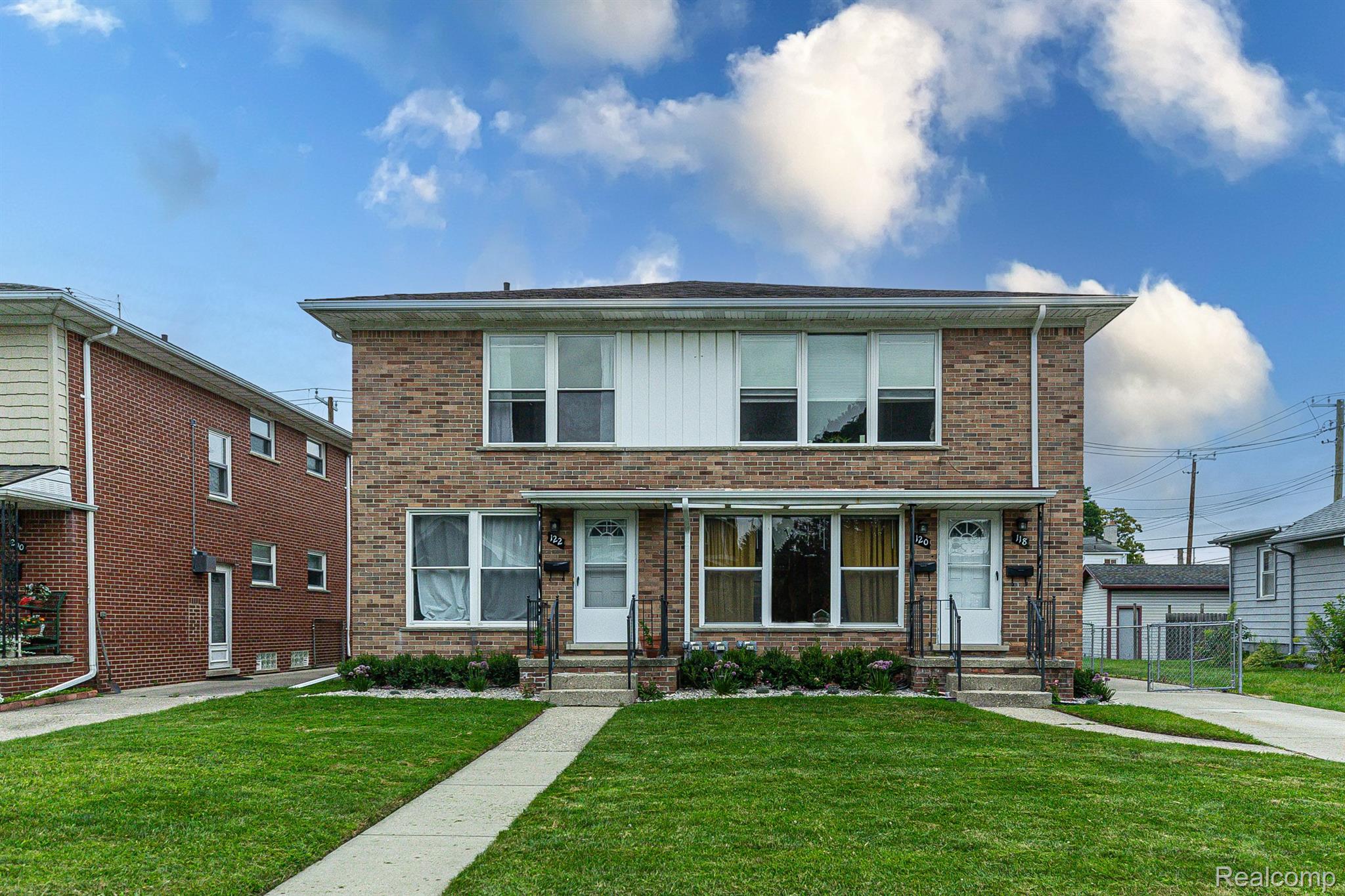 118 S MAPLE Avenue