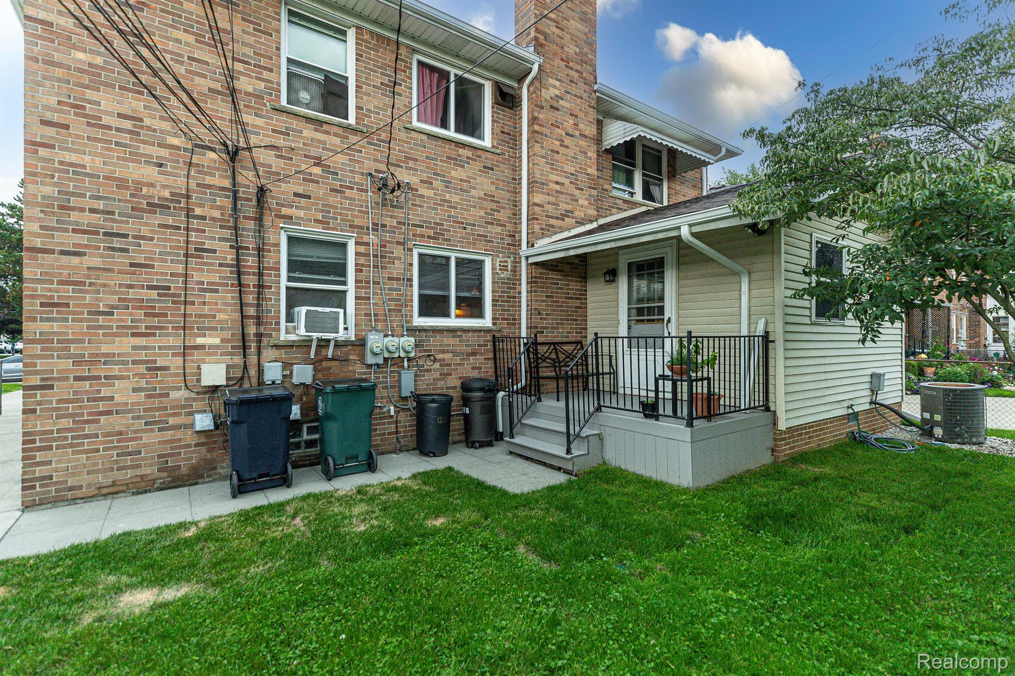 118 S MAPLE Avenue