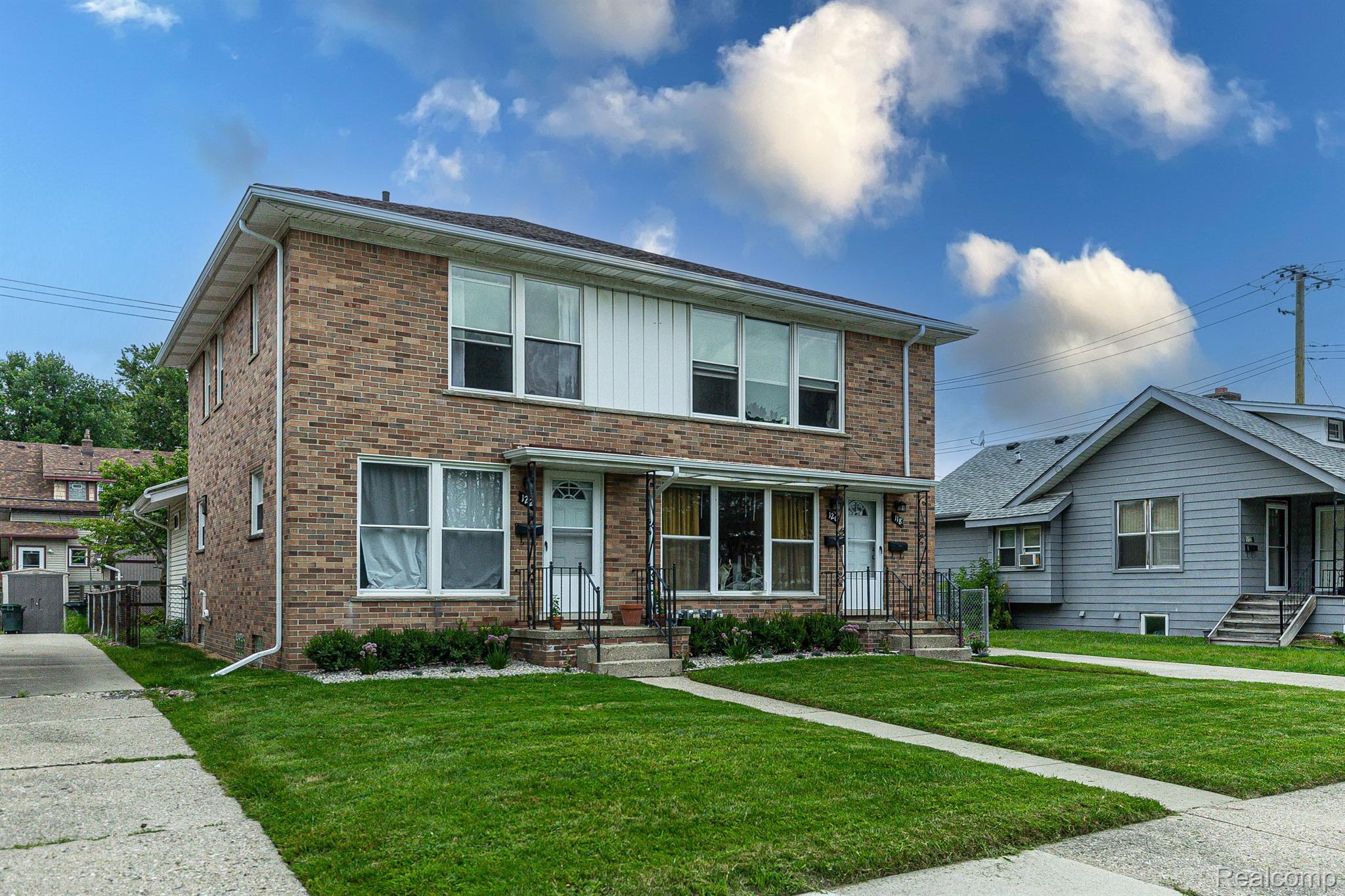 118 S MAPLE Avenue