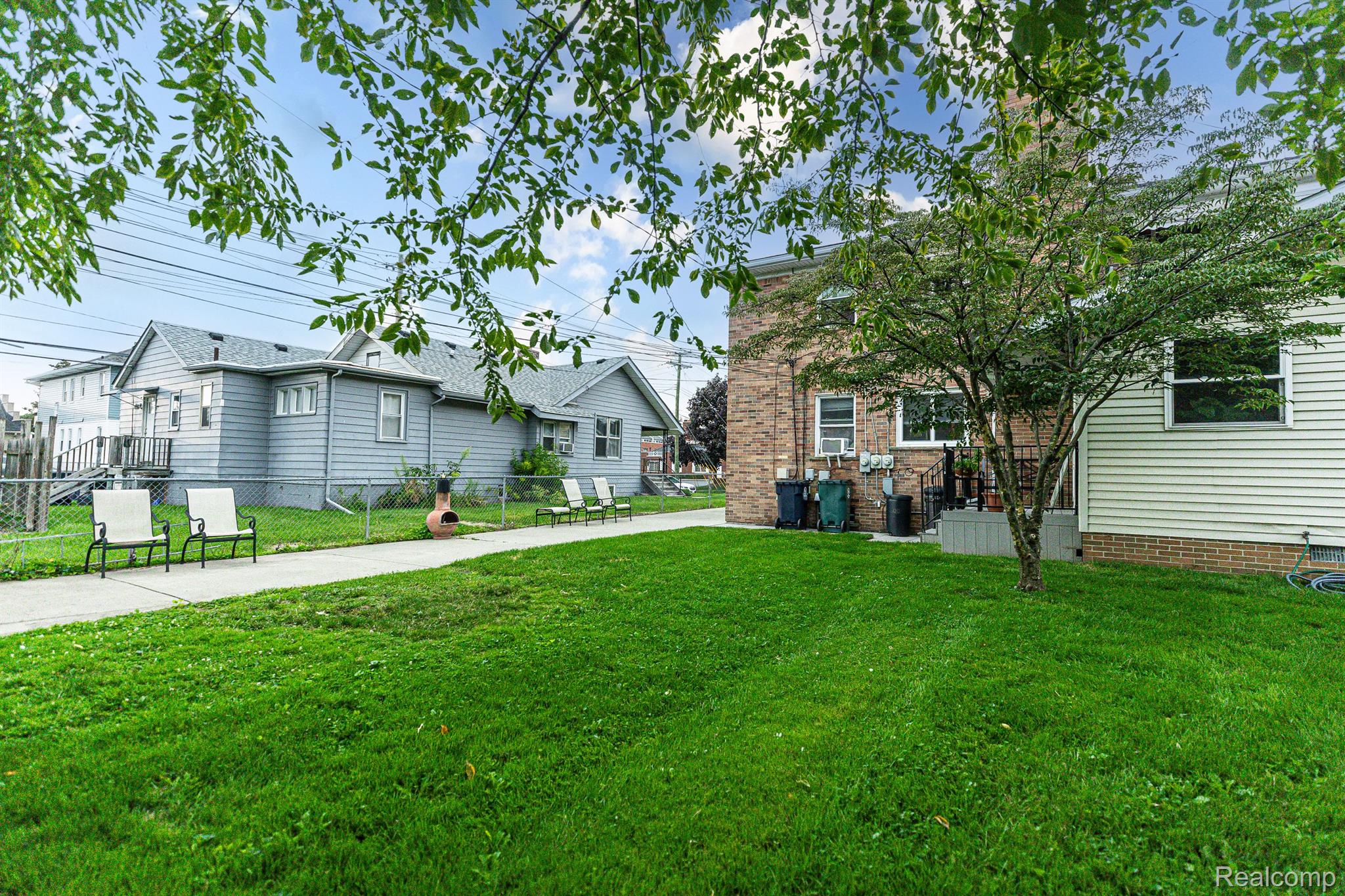118 S MAPLE Avenue