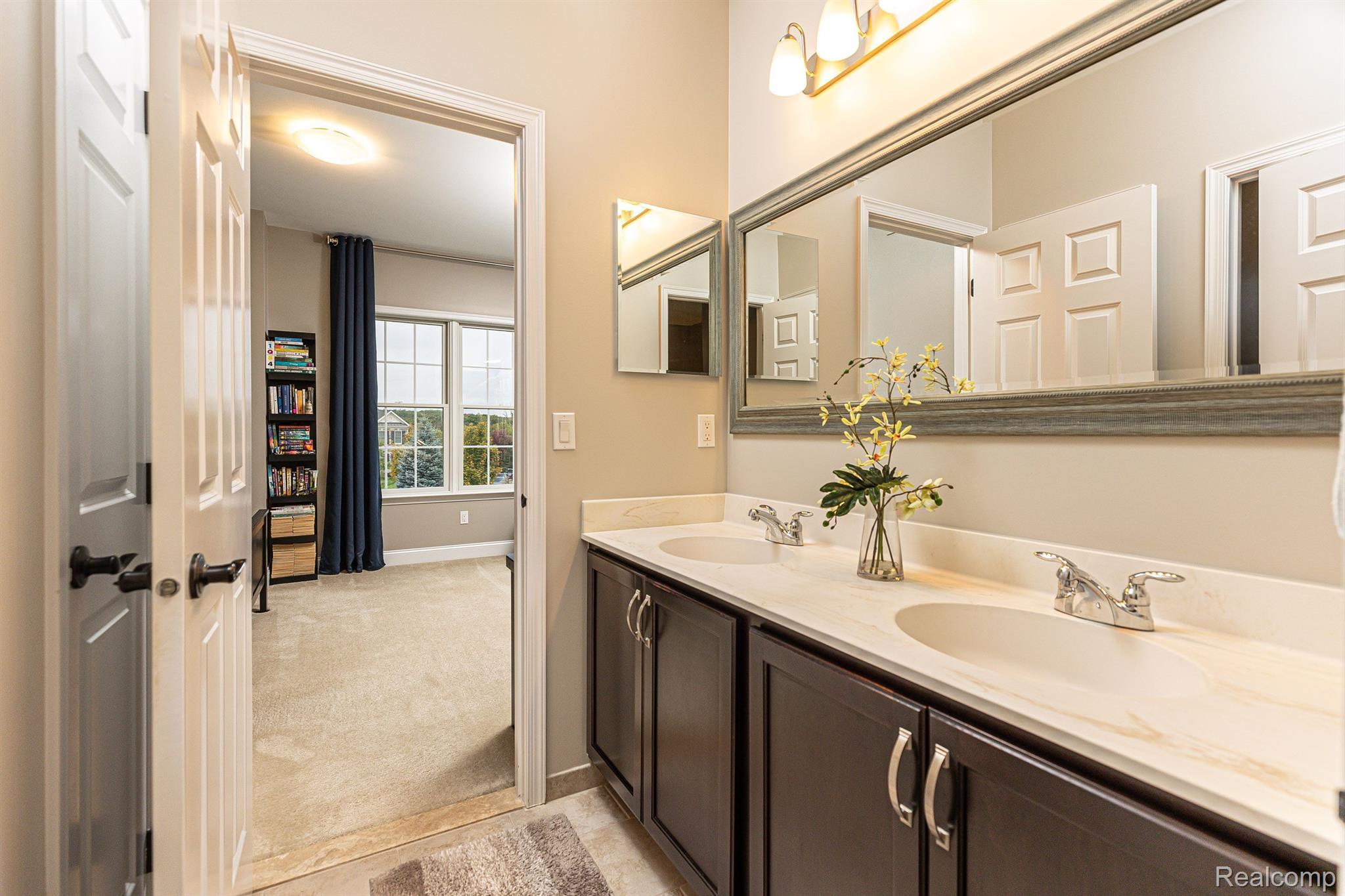 3903 N CENTURY OAK Circle