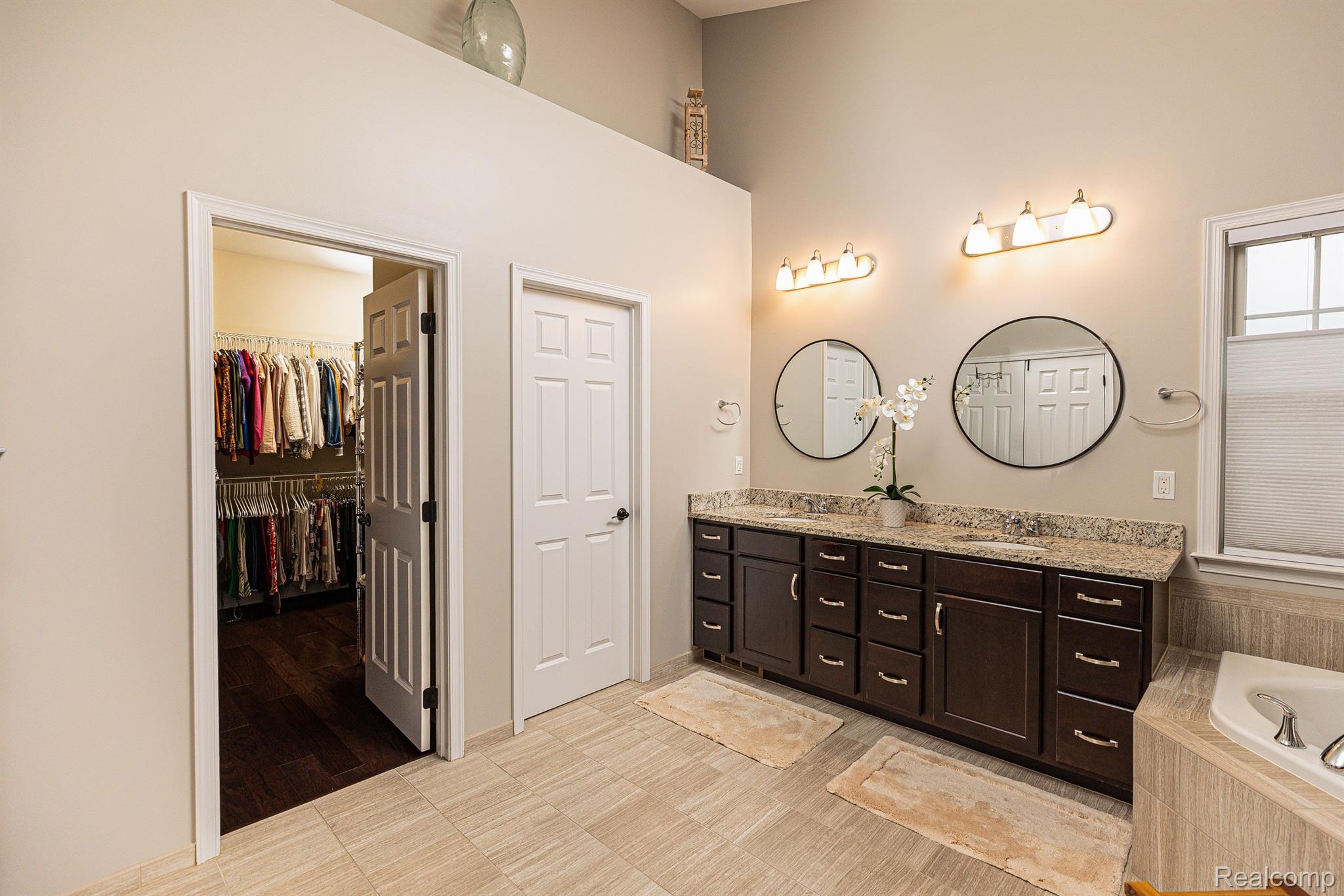 3903 N CENTURY OAK Circle
