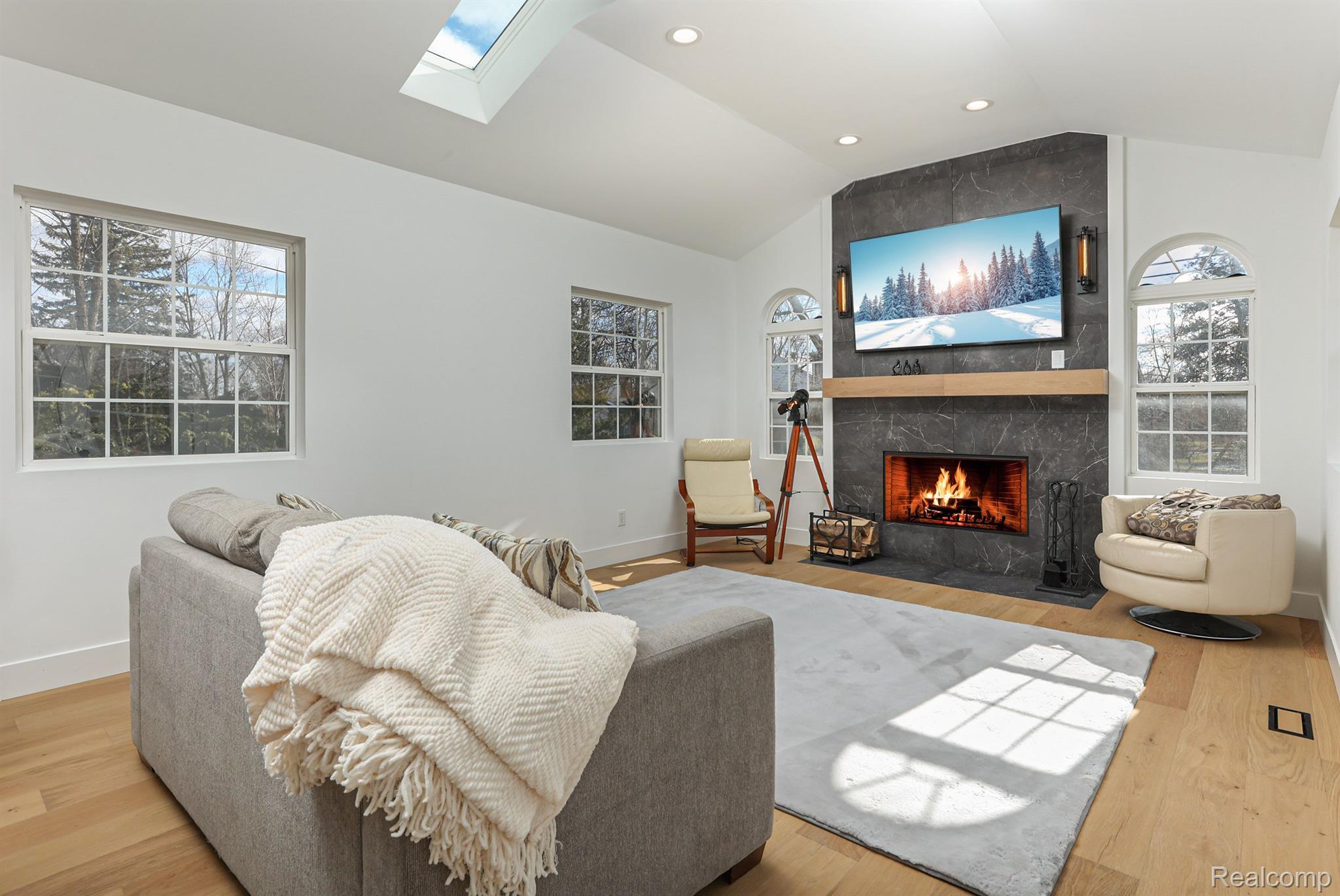 4009 PARKVIEW Drive