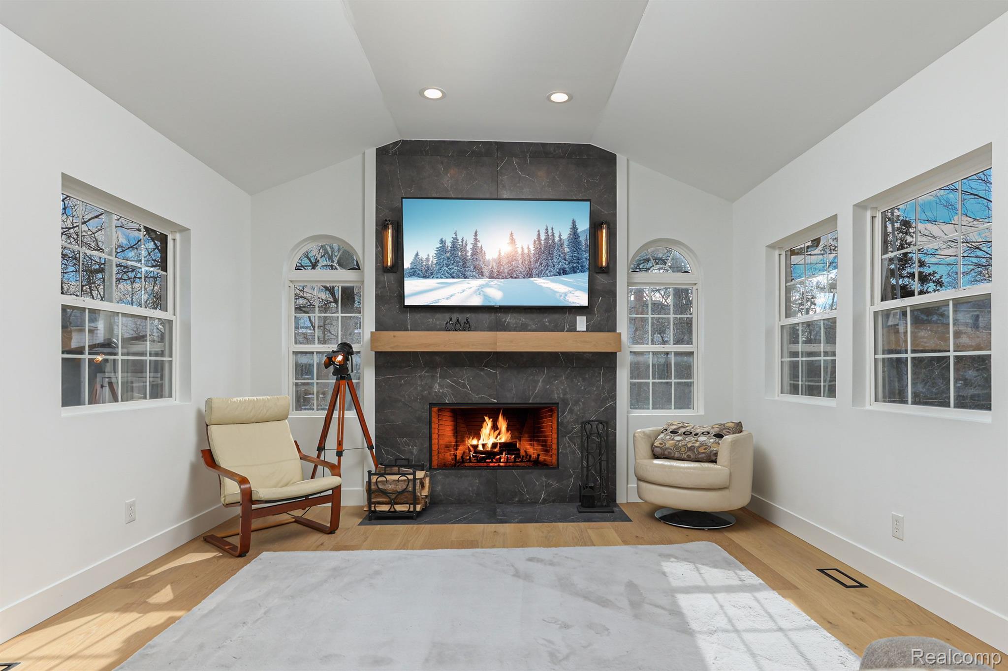 4009 PARKVIEW Drive