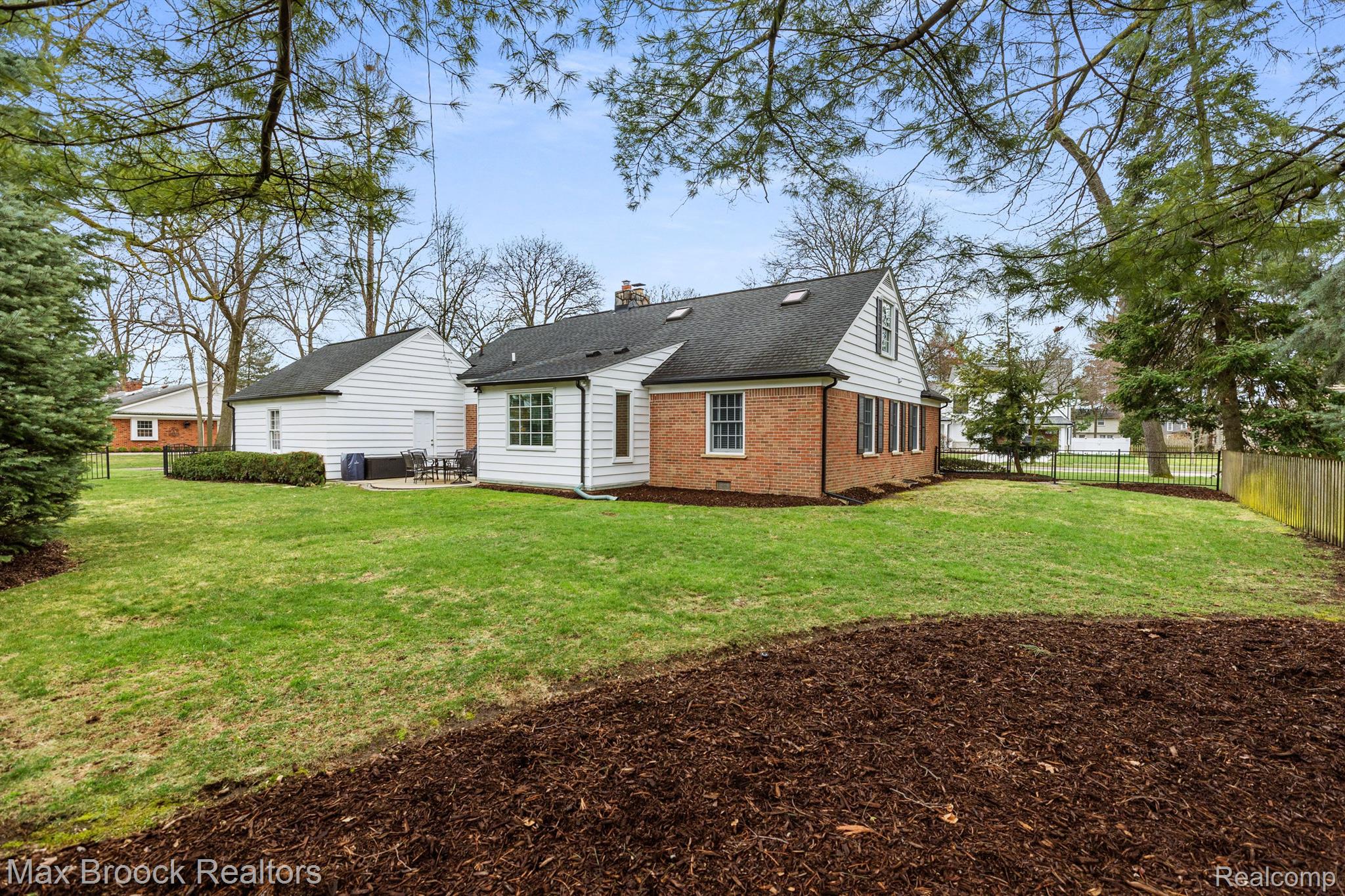 2136 W LINCOLN Street
