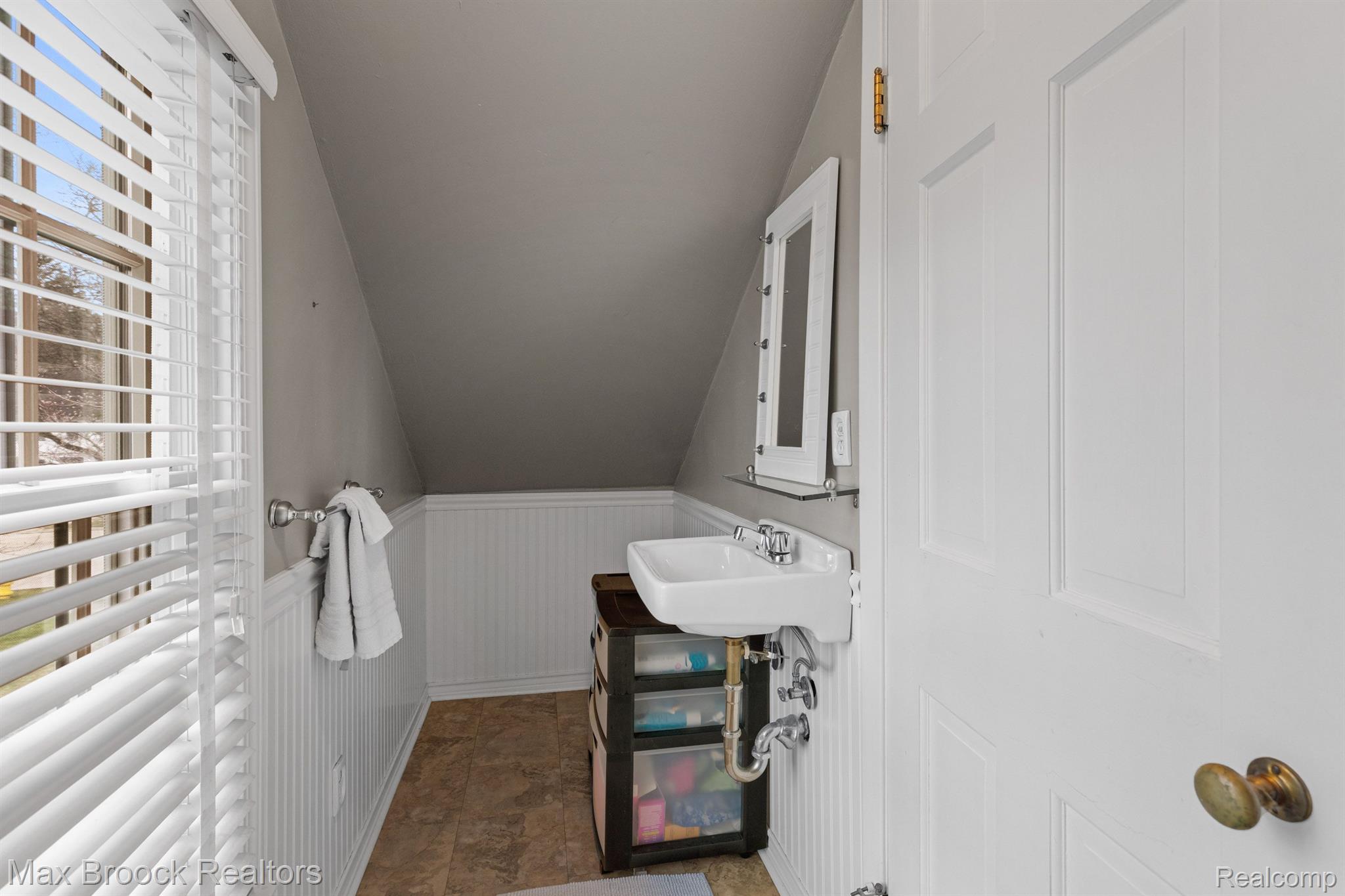 2136 W LINCOLN Street