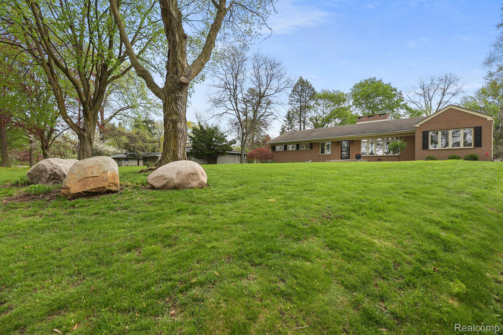 2845 LAHSER Road