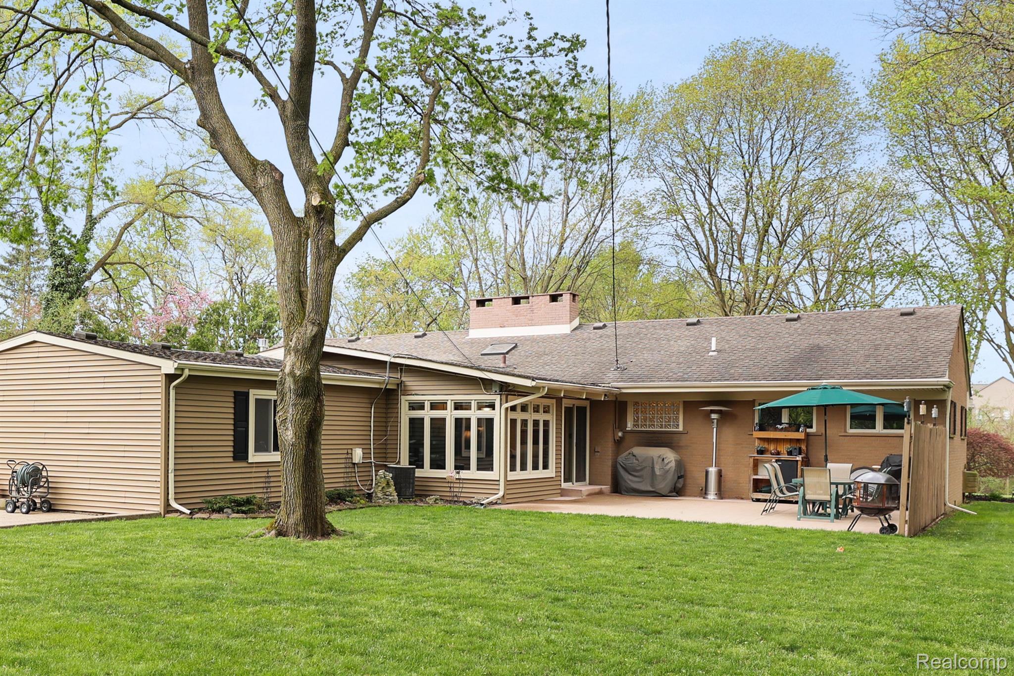 2845 LAHSER Road
