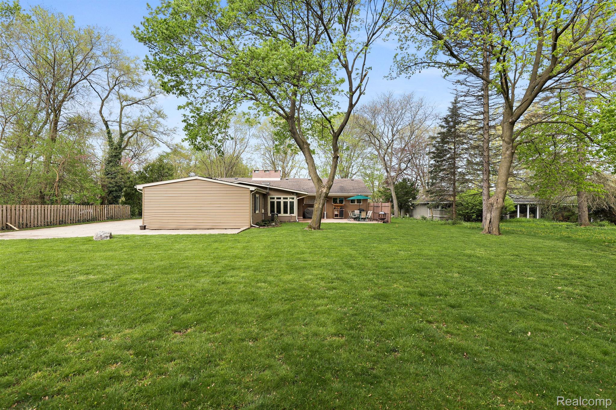 2845 LAHSER Road