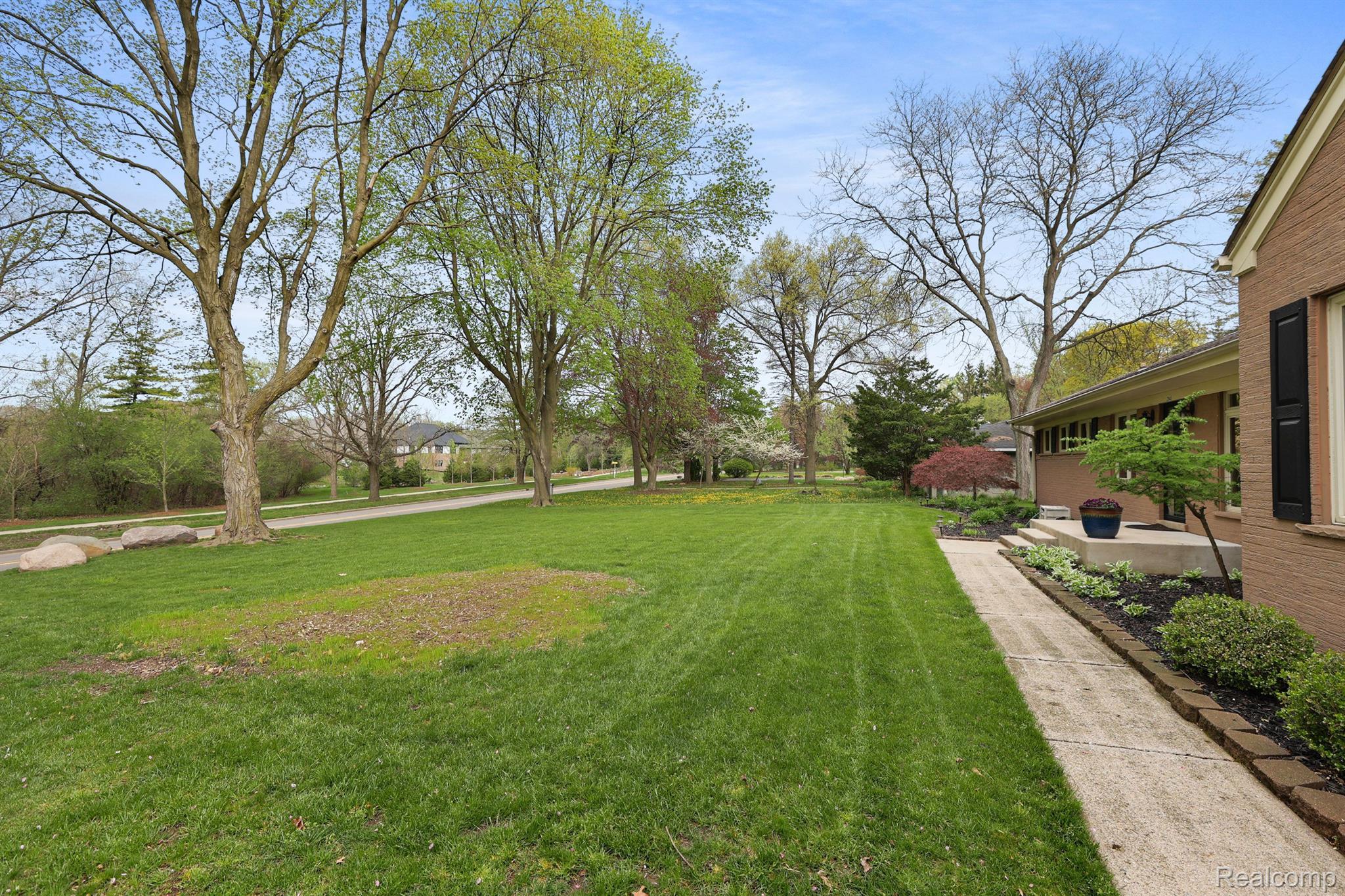 2845 LAHSER Road