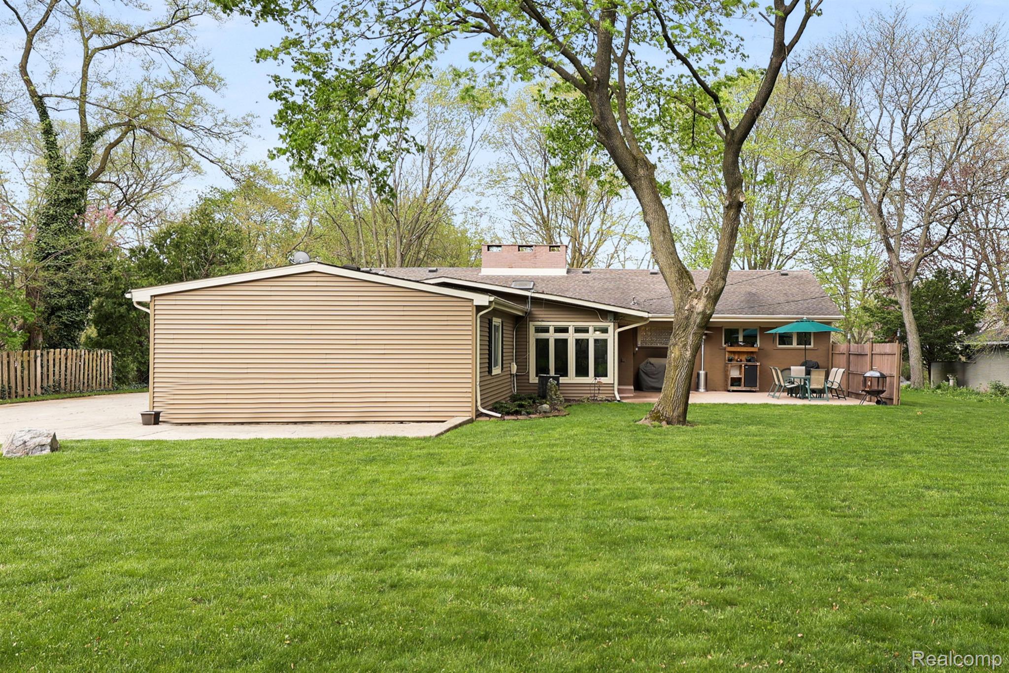 2845 LAHSER Road