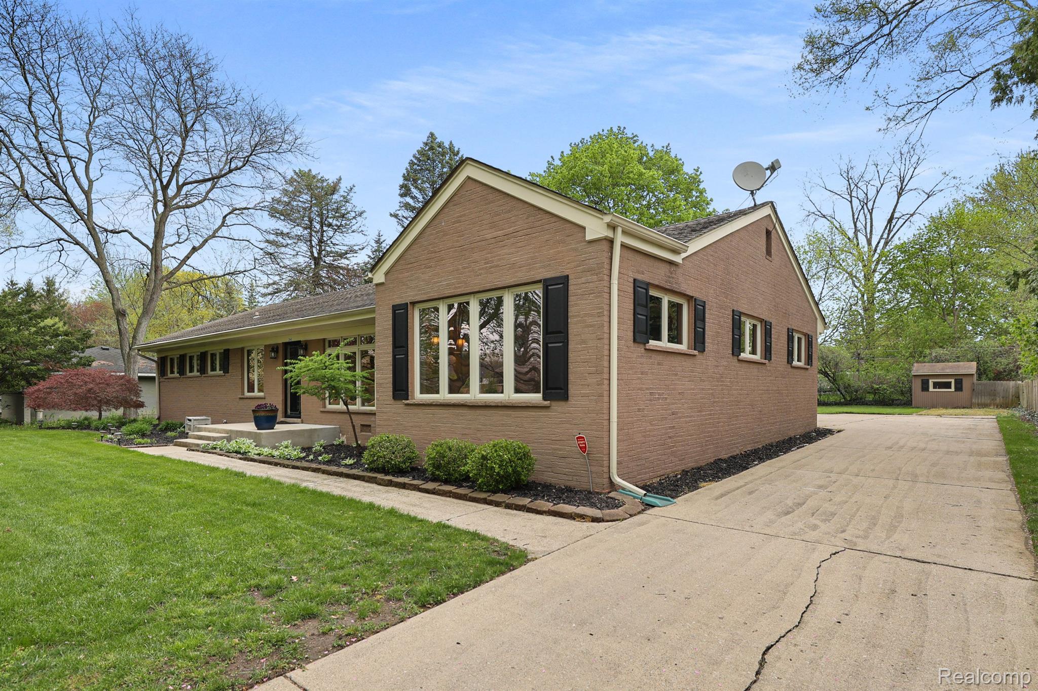2845 LAHSER Road
