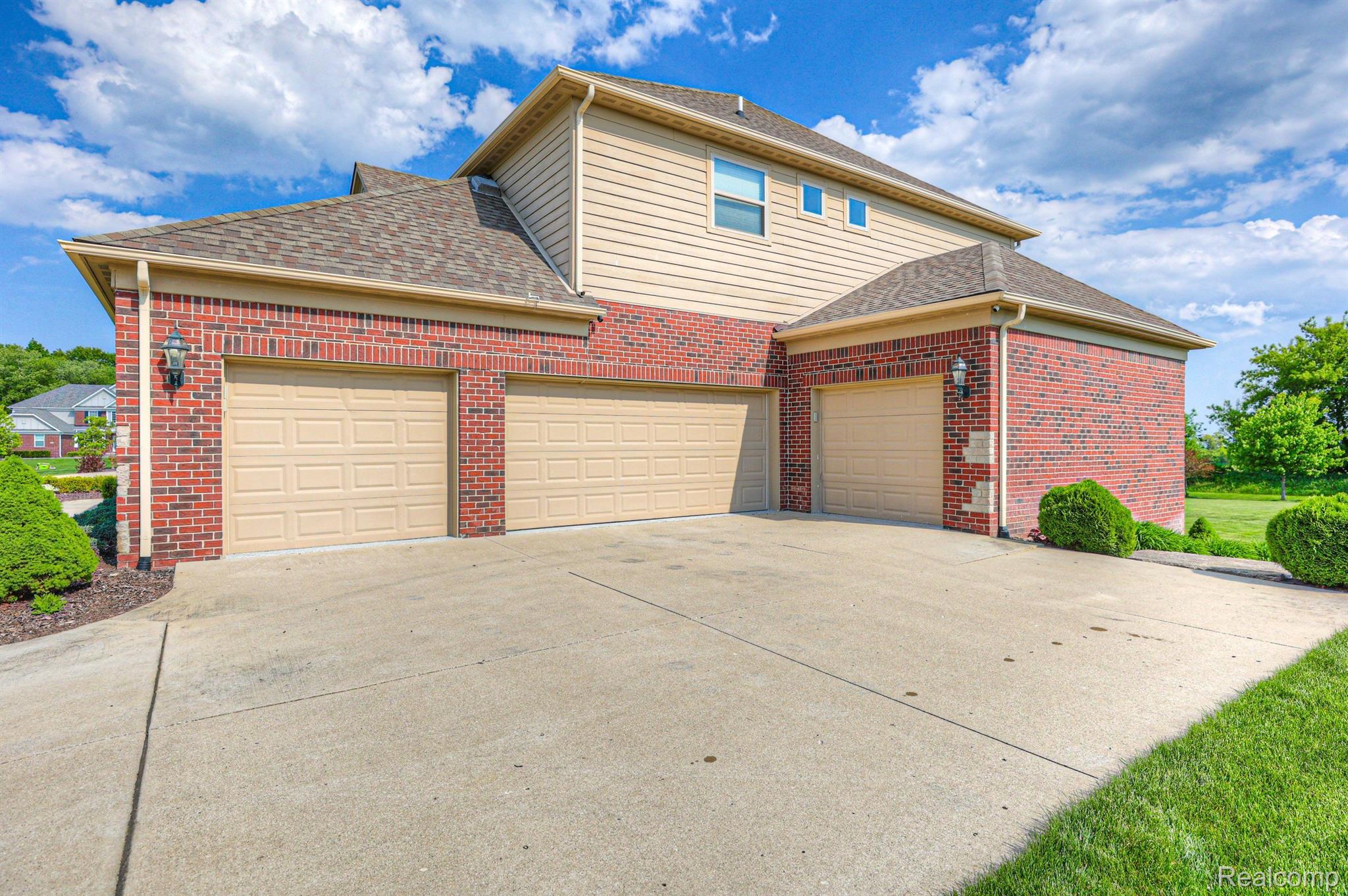 166 OAKLAND CREST Drive