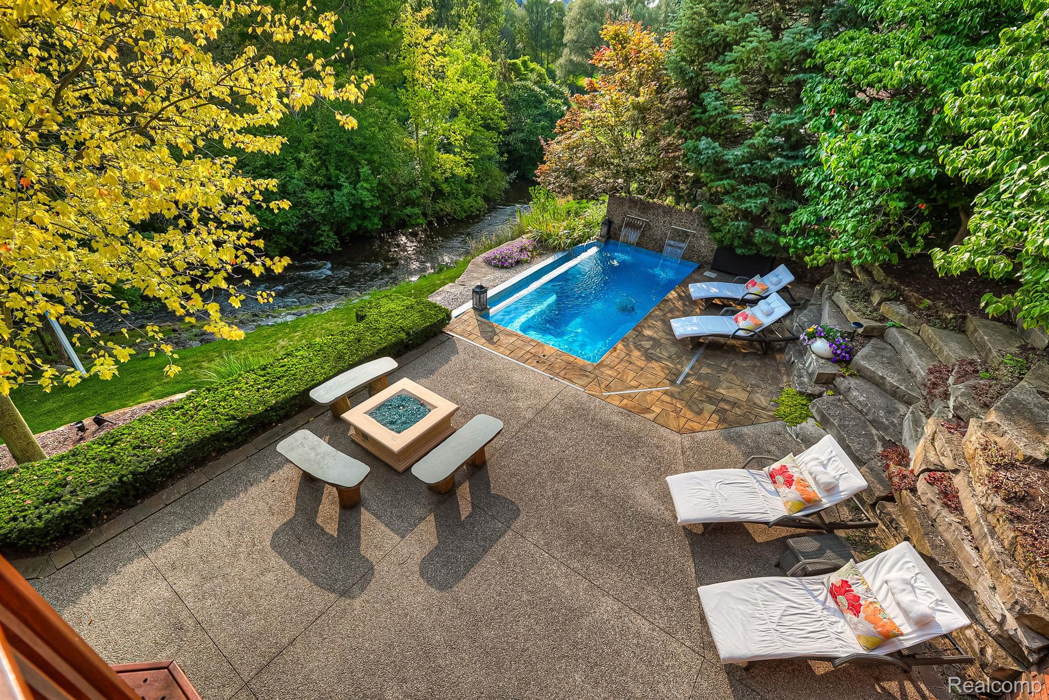 1152 AUTUMNVIEW Drive