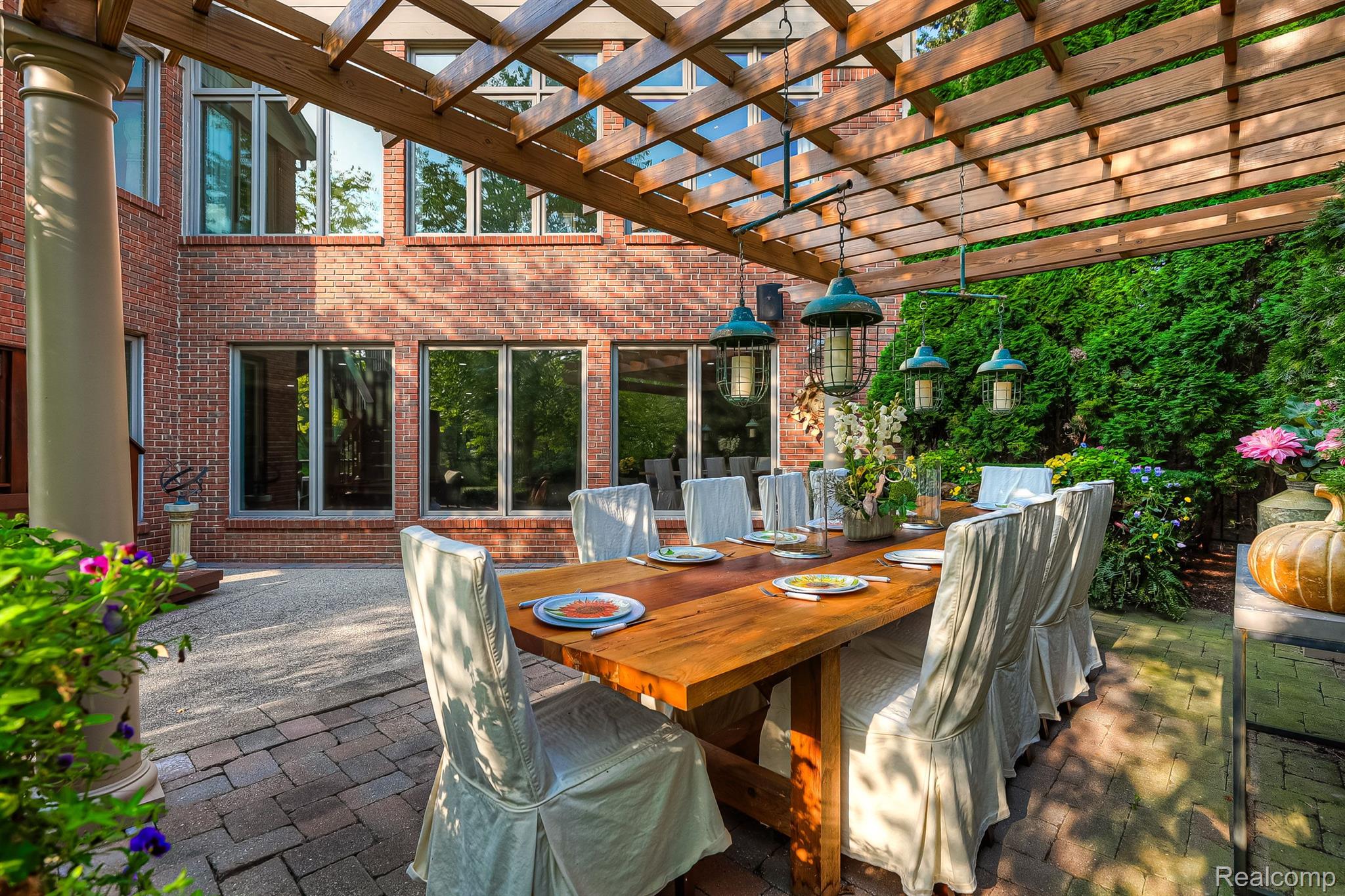 1152 AUTUMNVIEW Drive