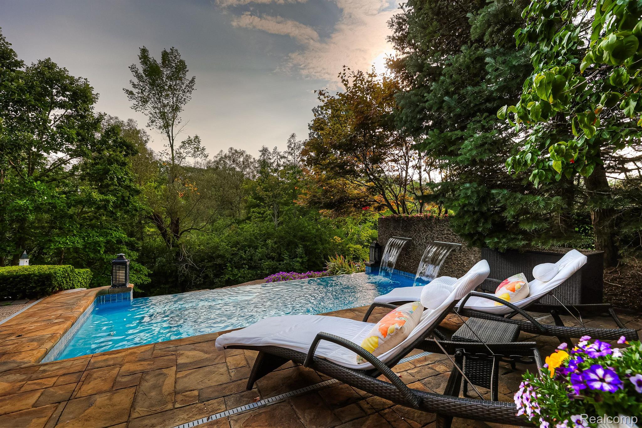 1152 AUTUMNVIEW Drive