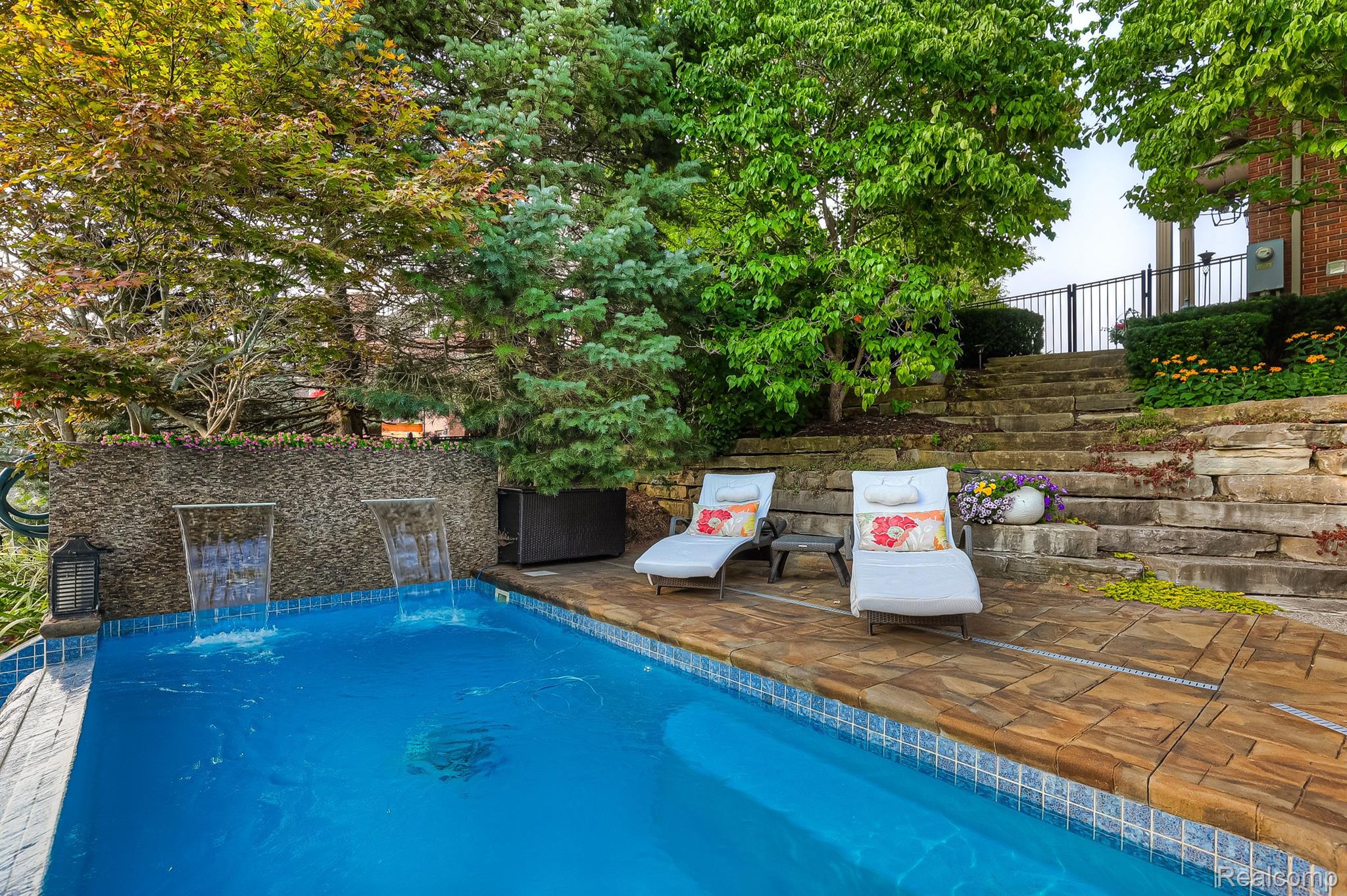 1152 AUTUMNVIEW Drive