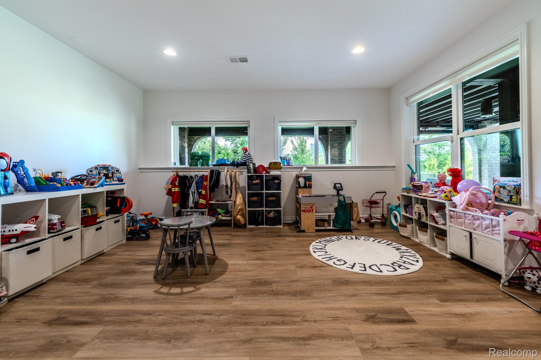 1367 Addington Court