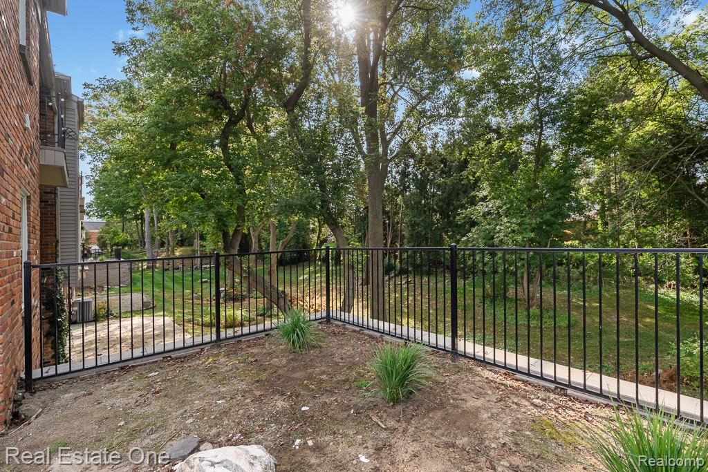 1665 Huntington Park E