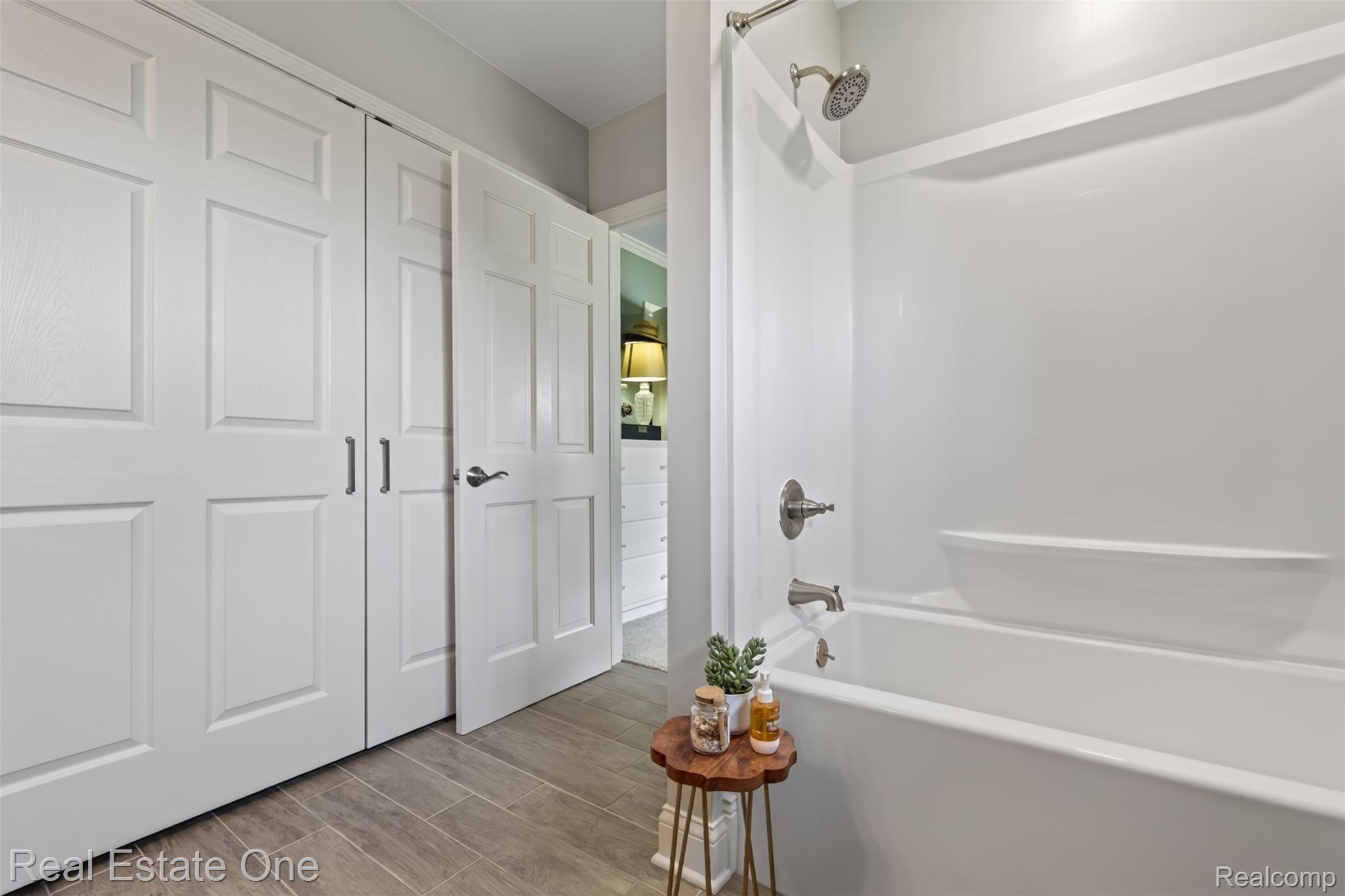 1136 Brauer Road