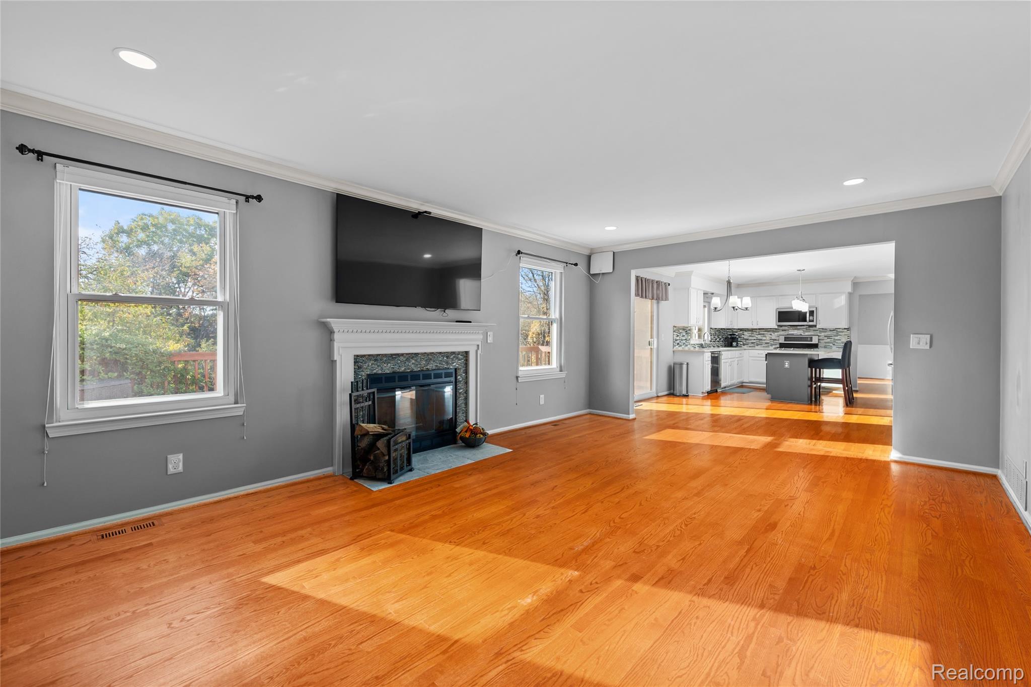 2328 Chestnut CIR