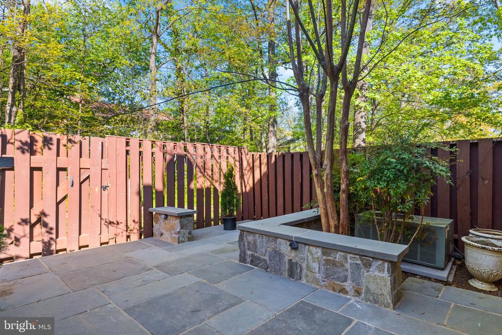 2389 SOUTHGATE SQUARE