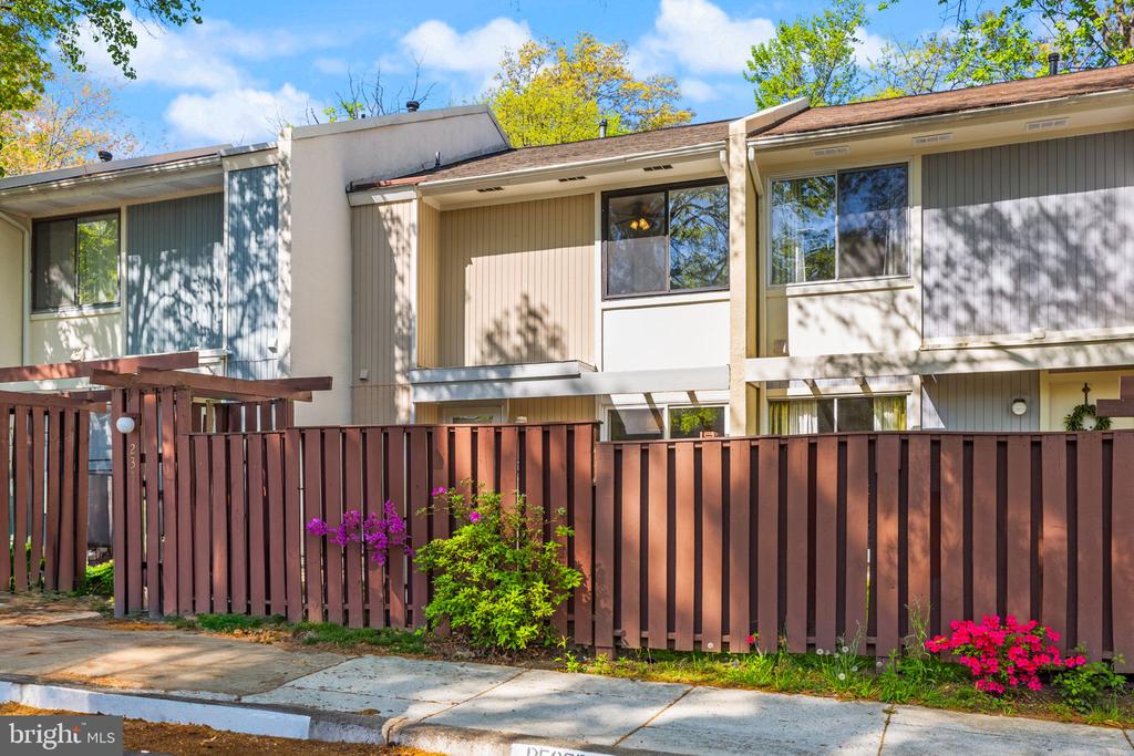 2389 SOUTHGATE SQUARE