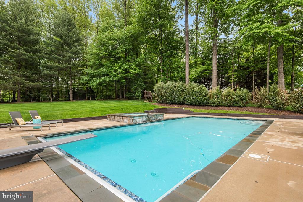 7513 DETWILLER DRIVE