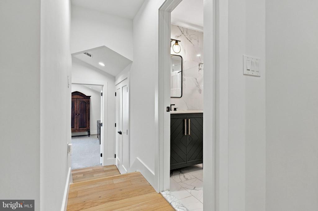 18441 LANIER ISLAND SQUARE