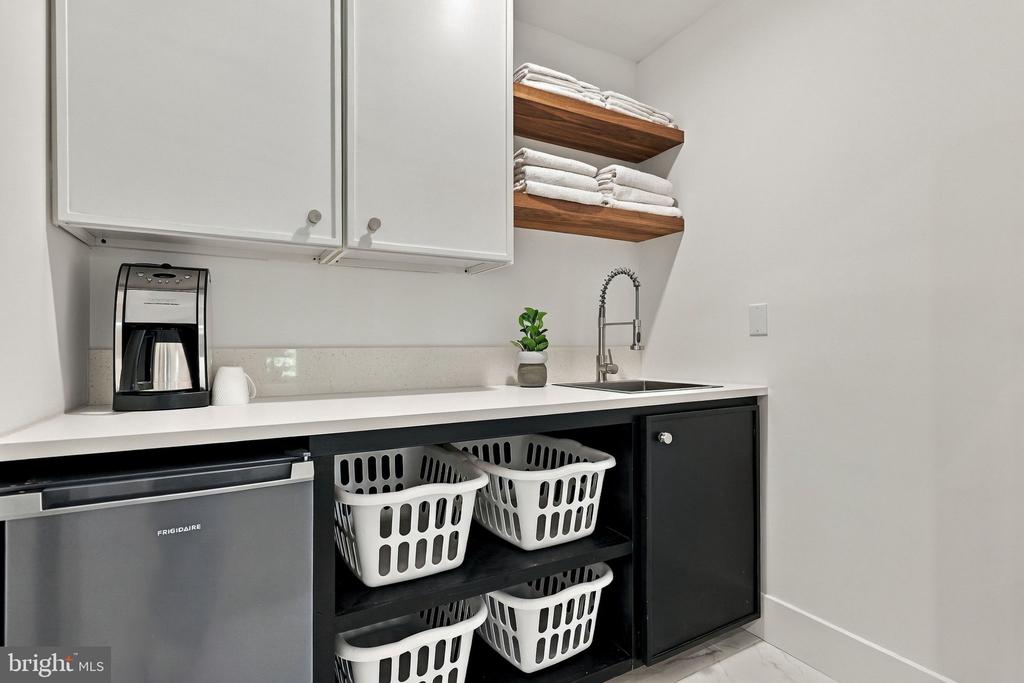 18441 LANIER ISLAND SQUARE