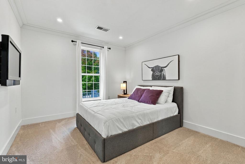 18441 LANIER ISLAND SQUARE