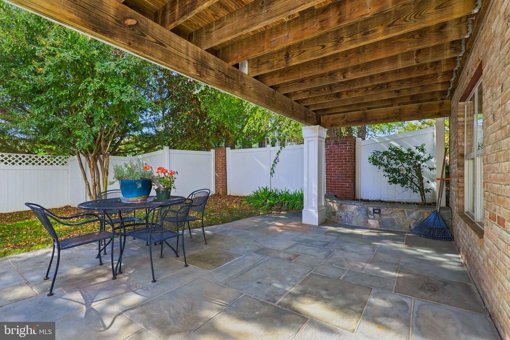 18441 LANIER ISLAND SQUARE
