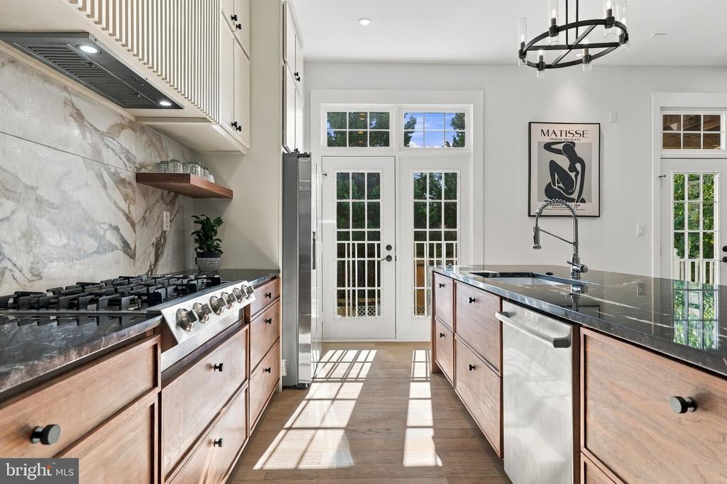 18441 LANIER ISLAND SQUARE