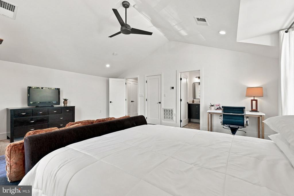 18441 LANIER ISLAND SQUARE