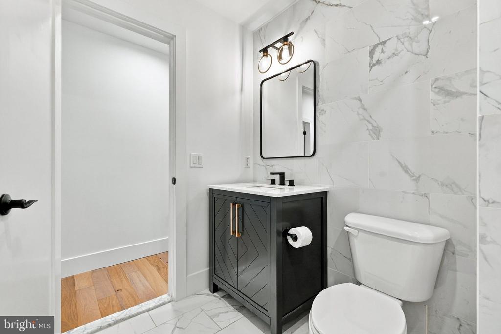 18441 LANIER ISLAND SQUARE