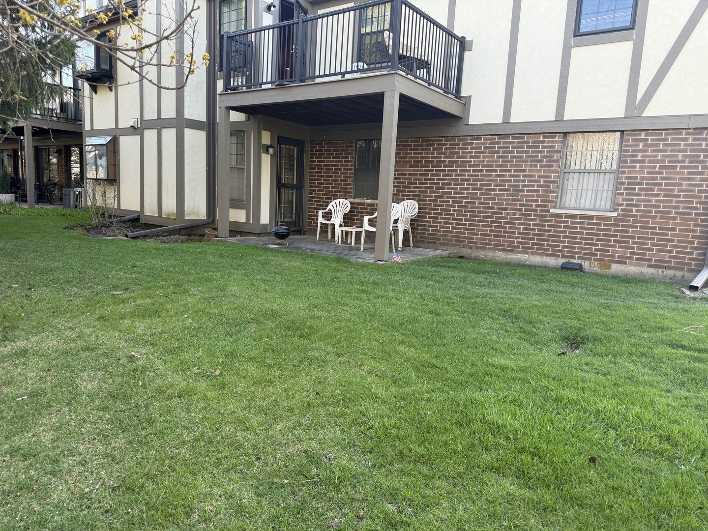 332 Essex Court Unit: 4