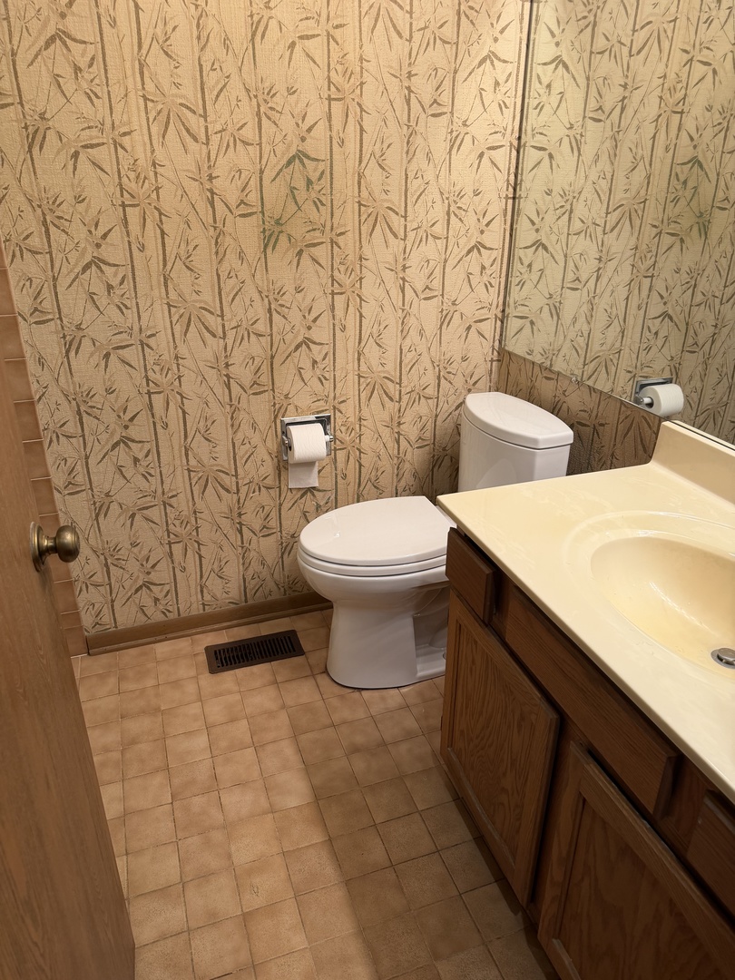 332 Essex Court Unit: 4