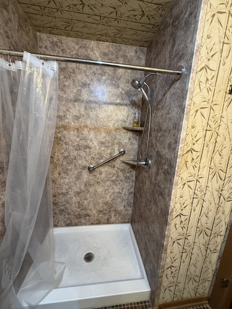 332 Essex Court Unit: 4