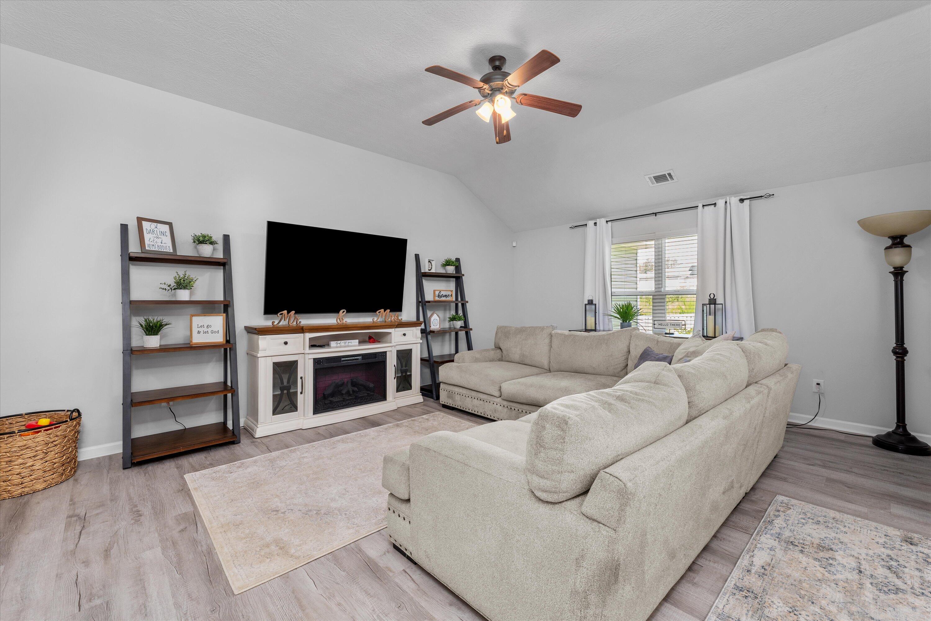 585 RALEIGH DR Drive