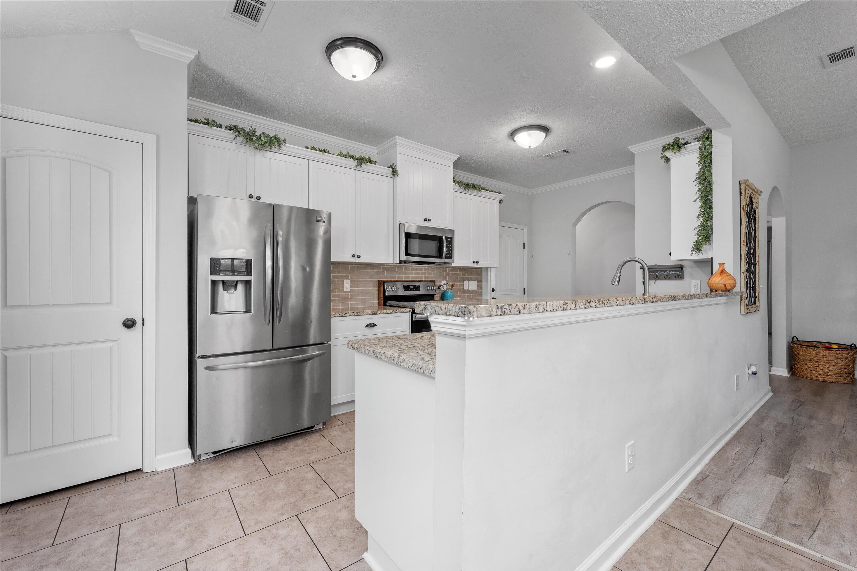 585 RALEIGH DR Drive