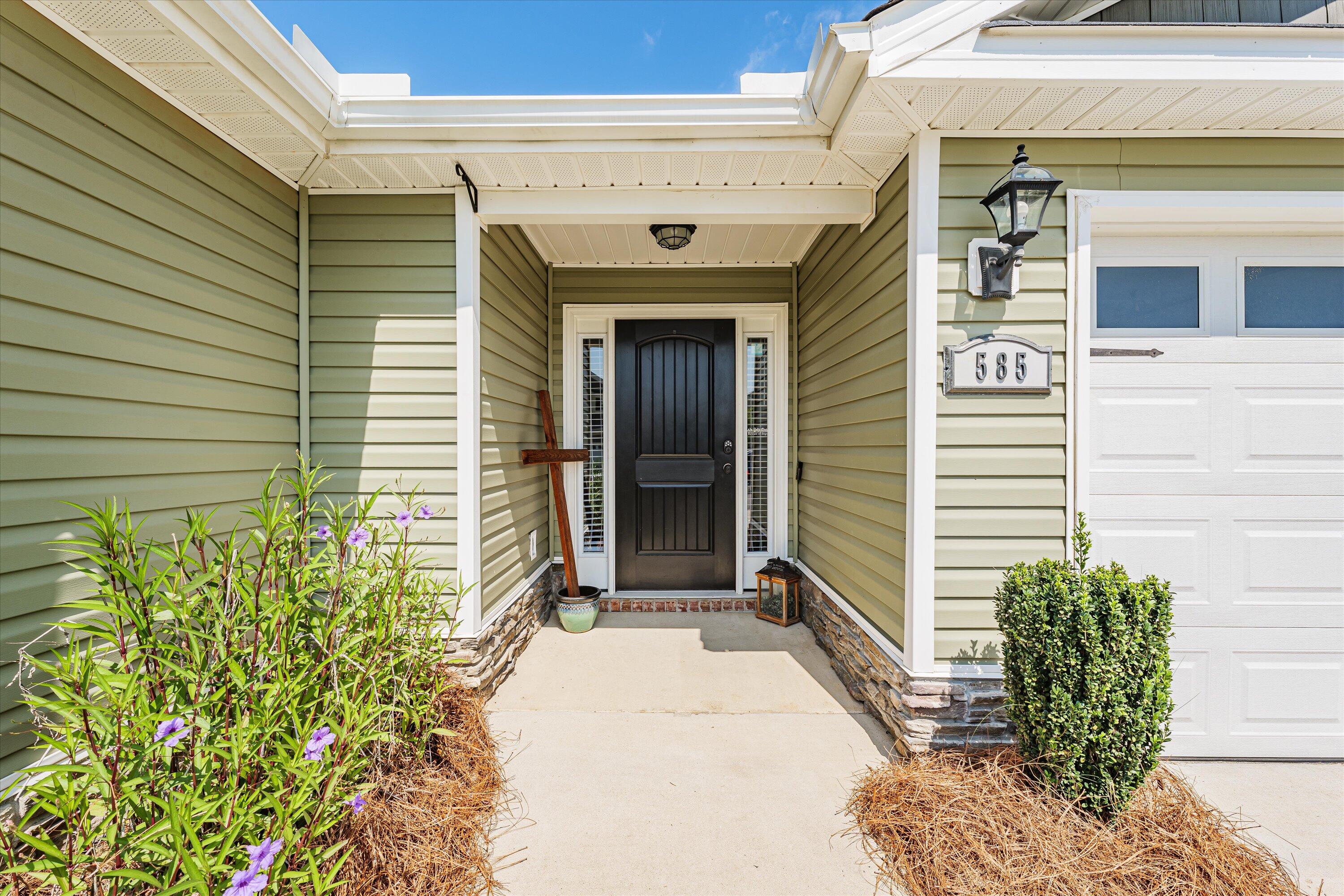 585 RALEIGH DR Drive